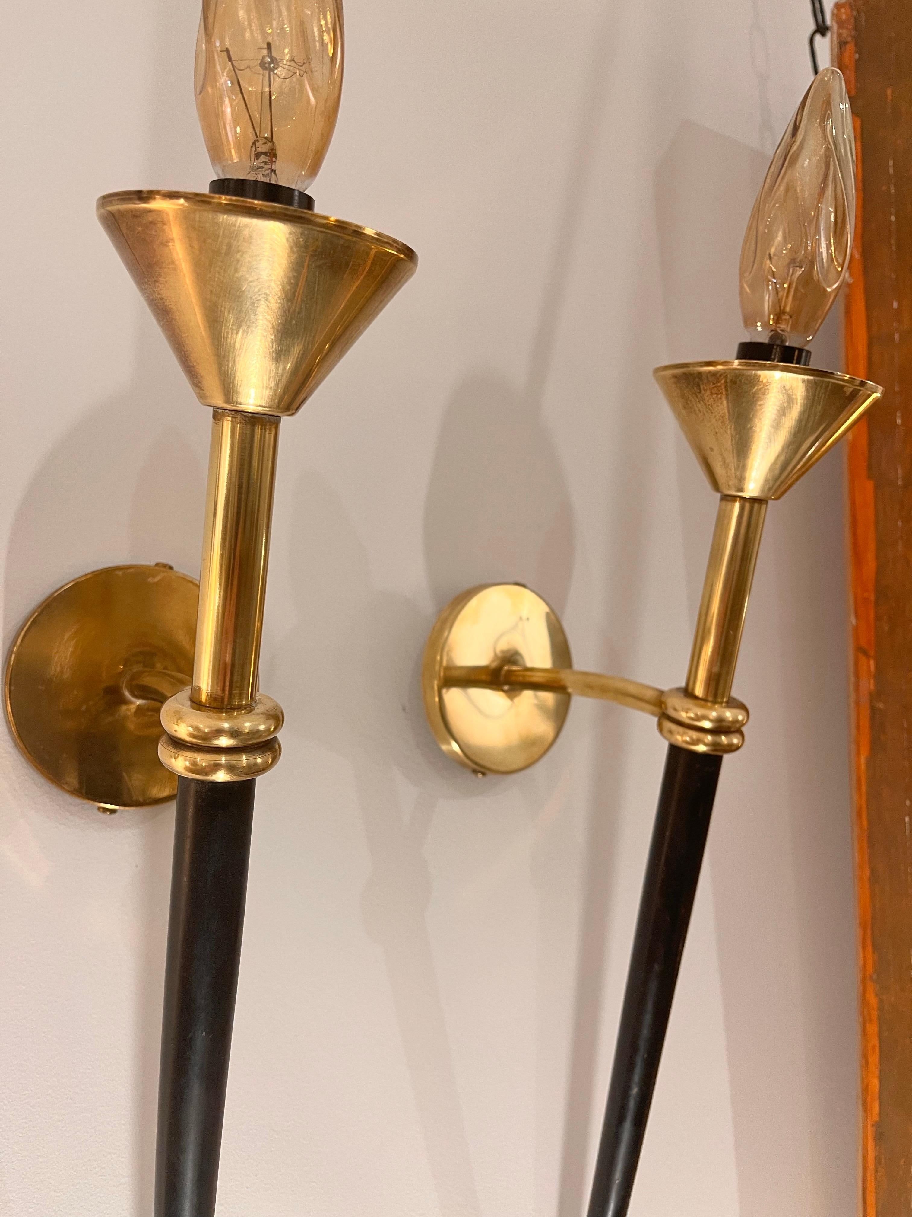 Coppia di appliques di metà secolo della Maison Lunel in ottone e metallo laccato in vendita 3