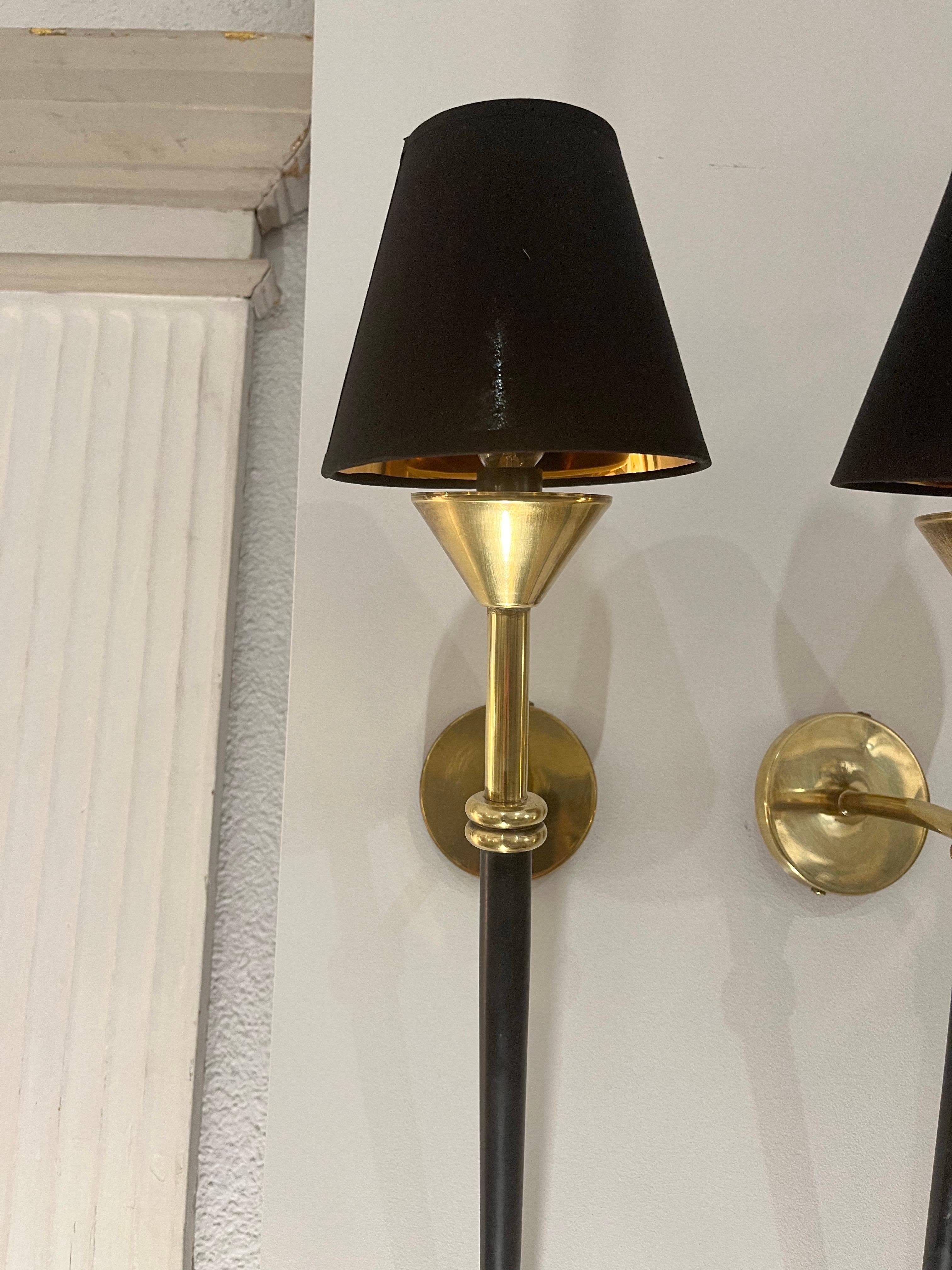 Coppia di appliques di metà secolo della Maison Lunel in ottone e metallo laccato in vendita 4