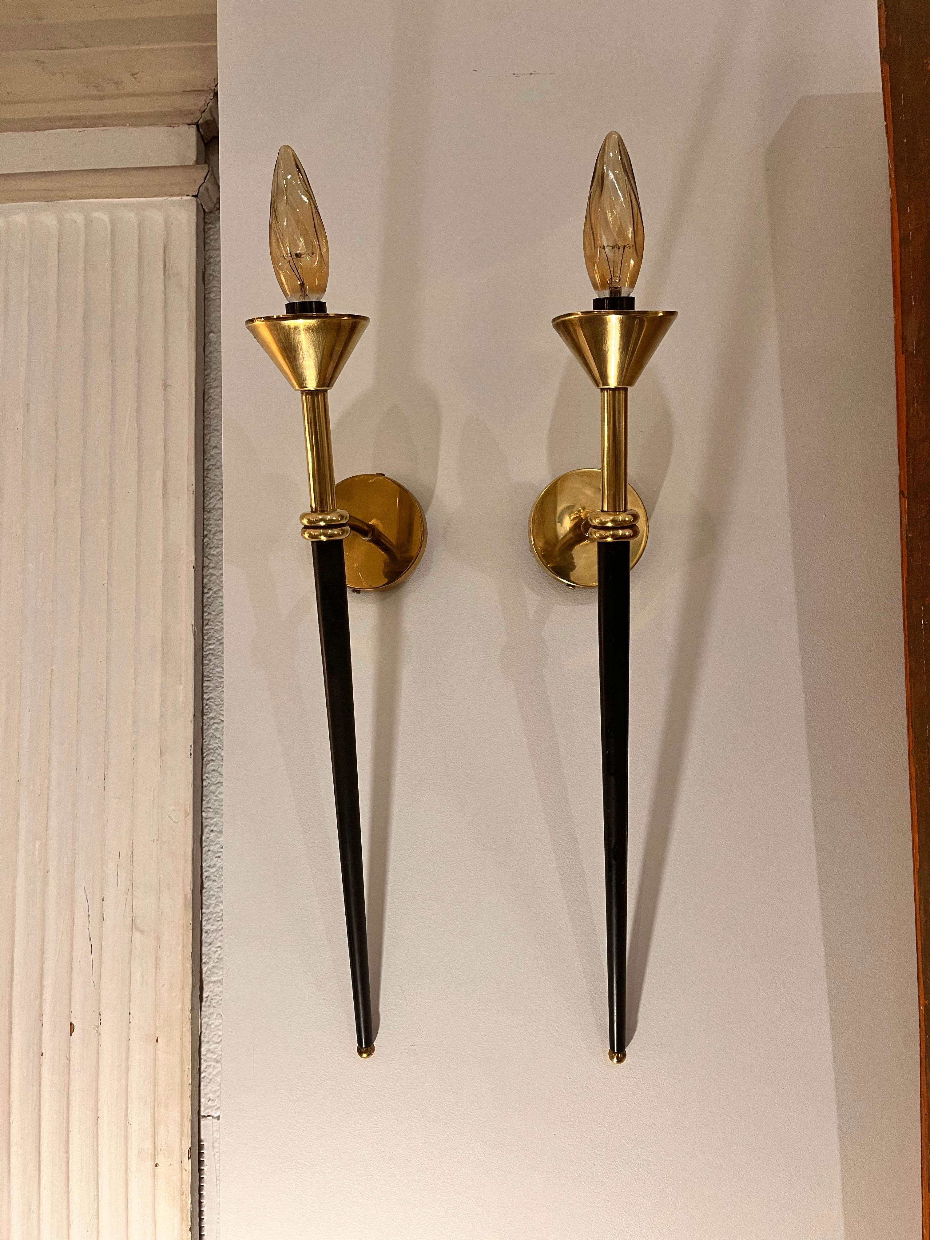 Coppia di appliques di metà secolo della Maison Lunel in ottone e metallo laccato in vendita 5