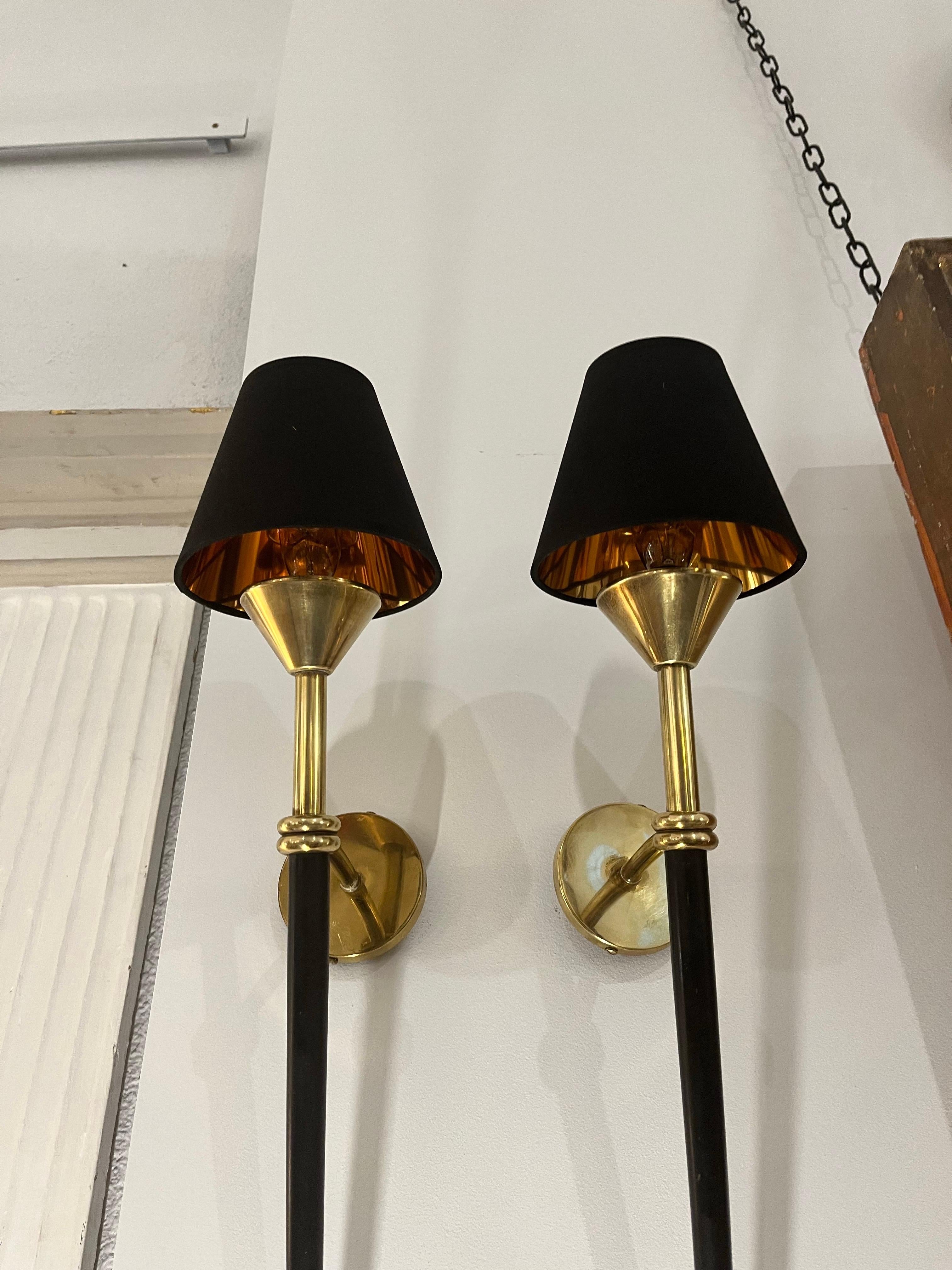 Coppia di appliques di metà secolo della Maison Lunel in ottone e metallo laccato in vendita 6