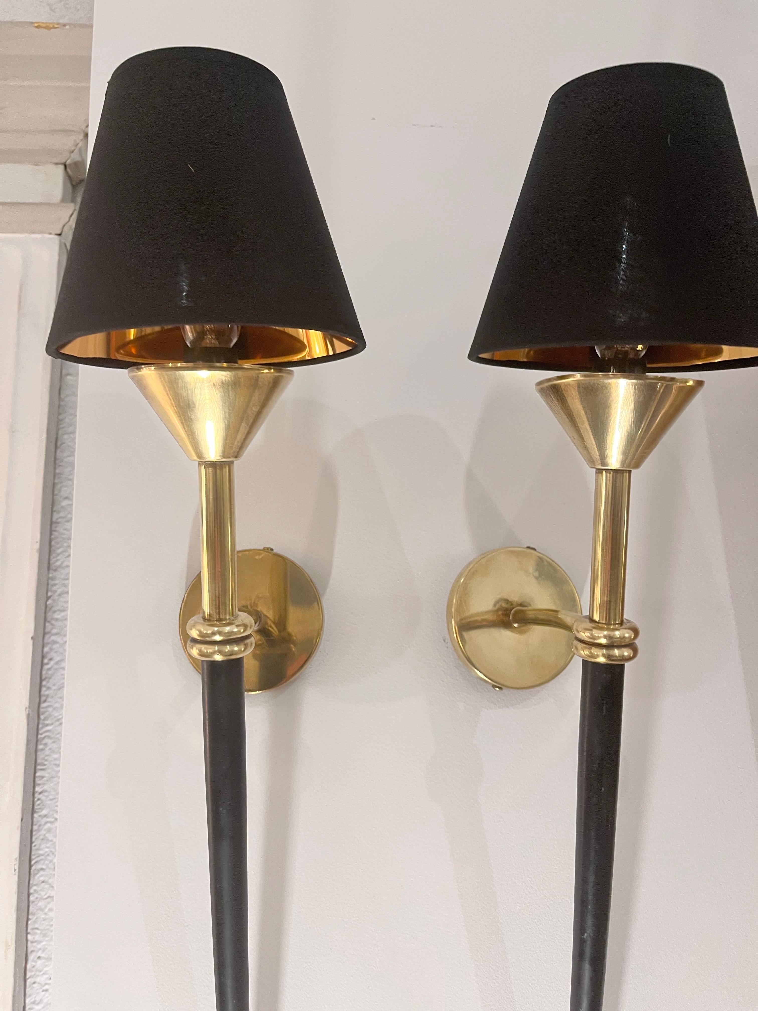 Coppia di appliques di metà secolo della Maison Lunel in ottone e metallo laccato in vendita 7