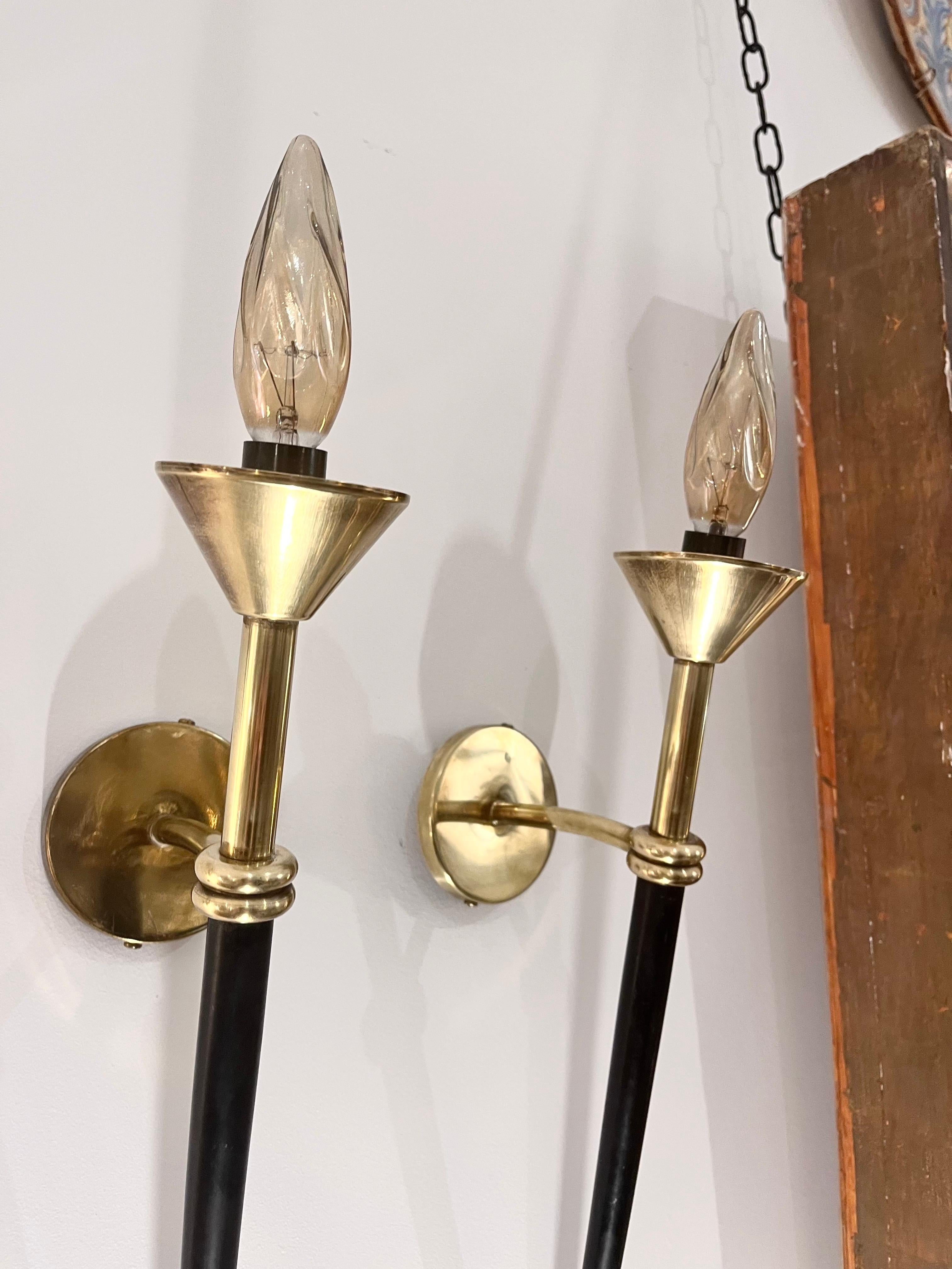 Coppia di appliques di metà secolo della Maison Lunel in ottone e metallo laccato in vendita 8