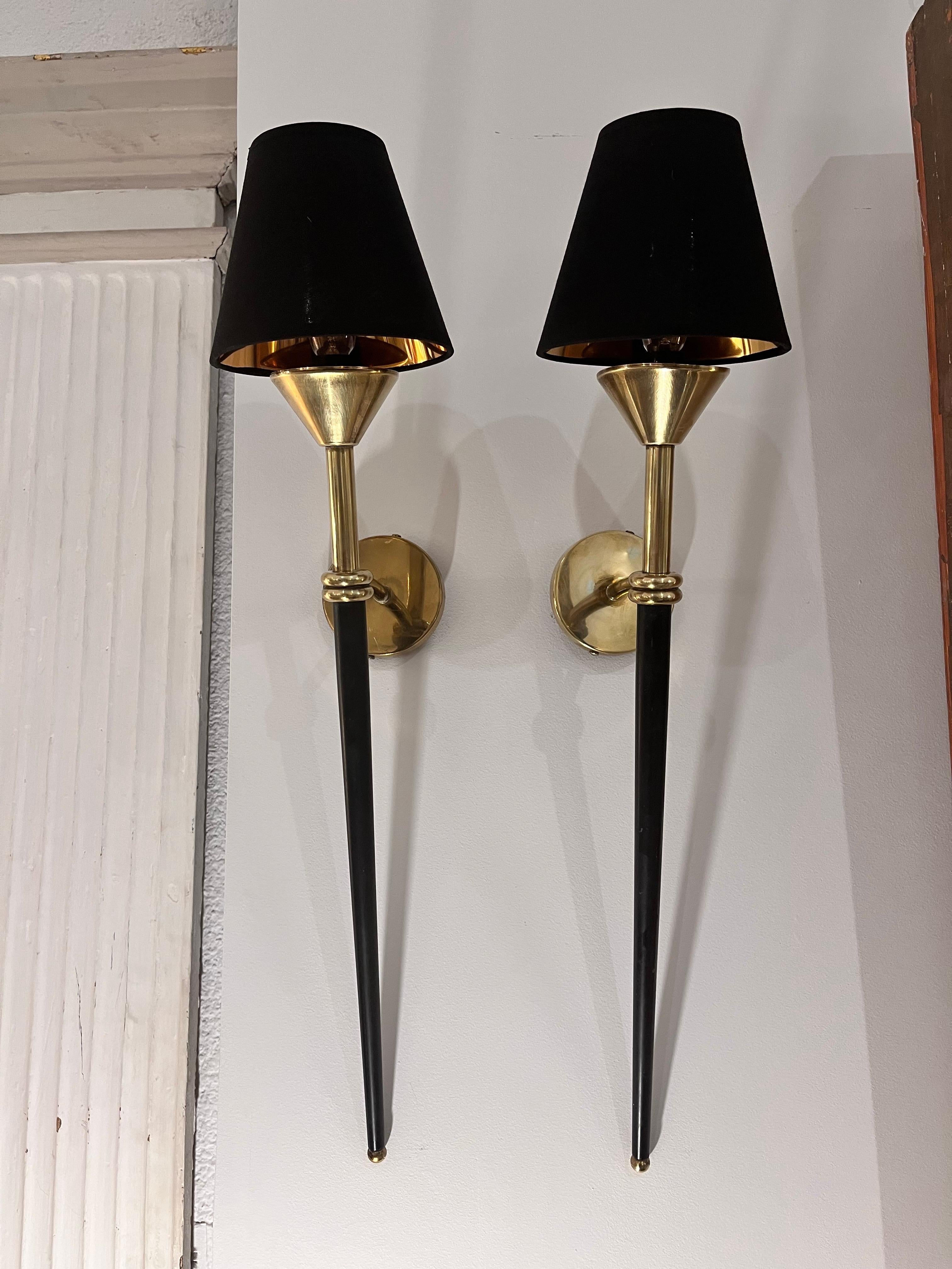 Coppia di appliques di metà secolo della Maison Lunel in ottone e metallo laccato in vendita 9