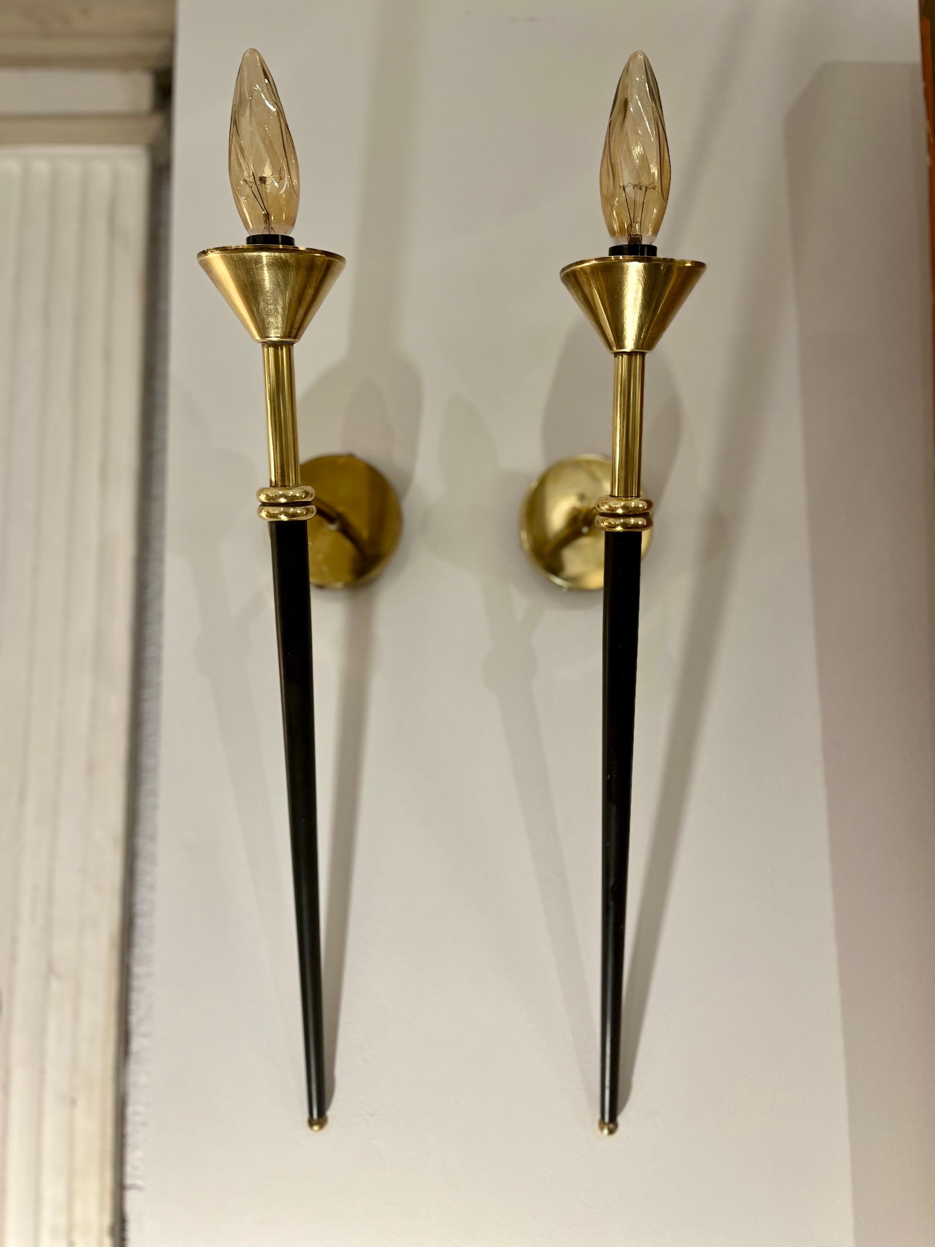 Coppia di appliques di metà secolo della Maison Lunel in ottone e metallo laccato in vendita 10