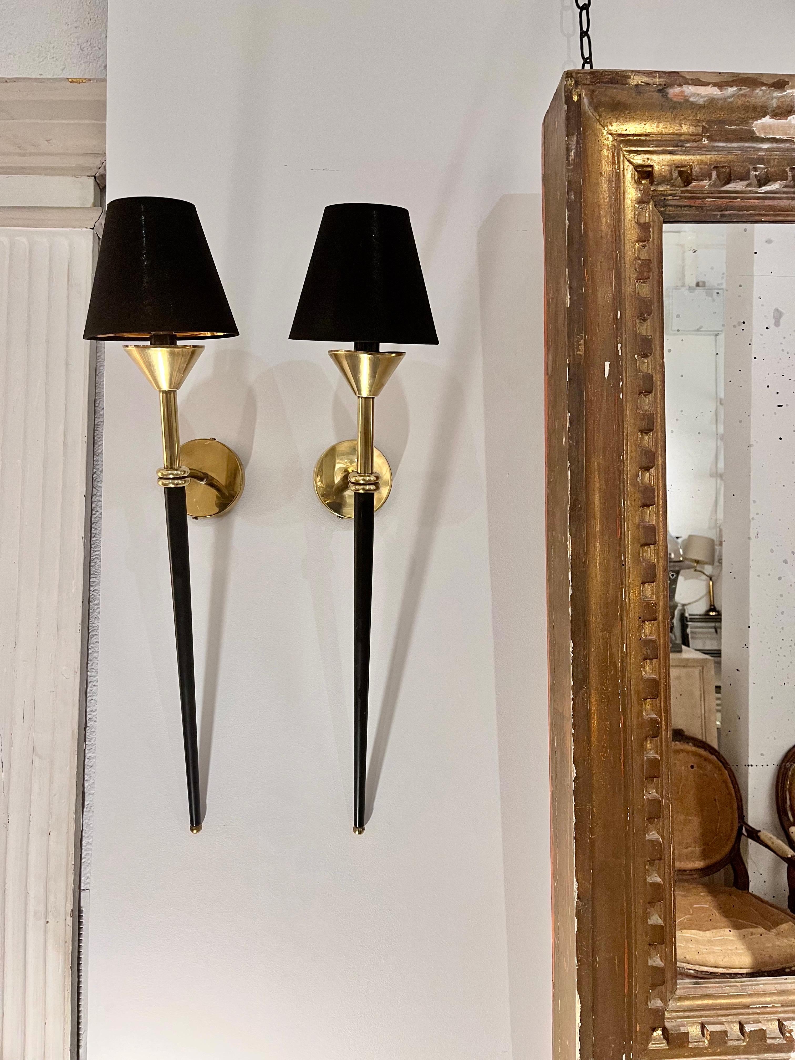 Coppia di appliques di metà secolo della Maison Lunel in ottone e metallo laccato in vendita 11