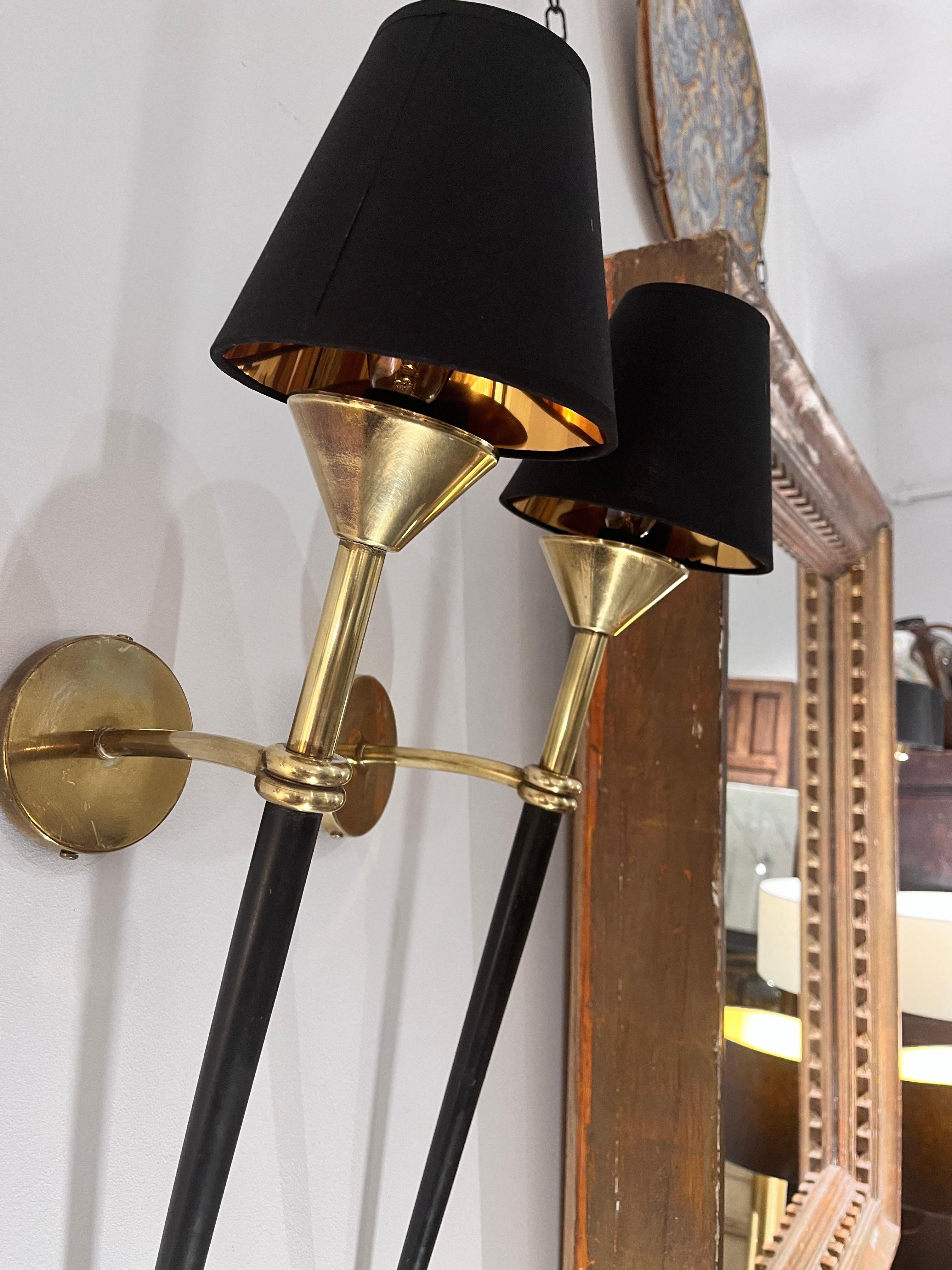 Mid-Century moderno Coppia di appliques di metà secolo della Maison Lunel in ottone e metallo laccato in vendita