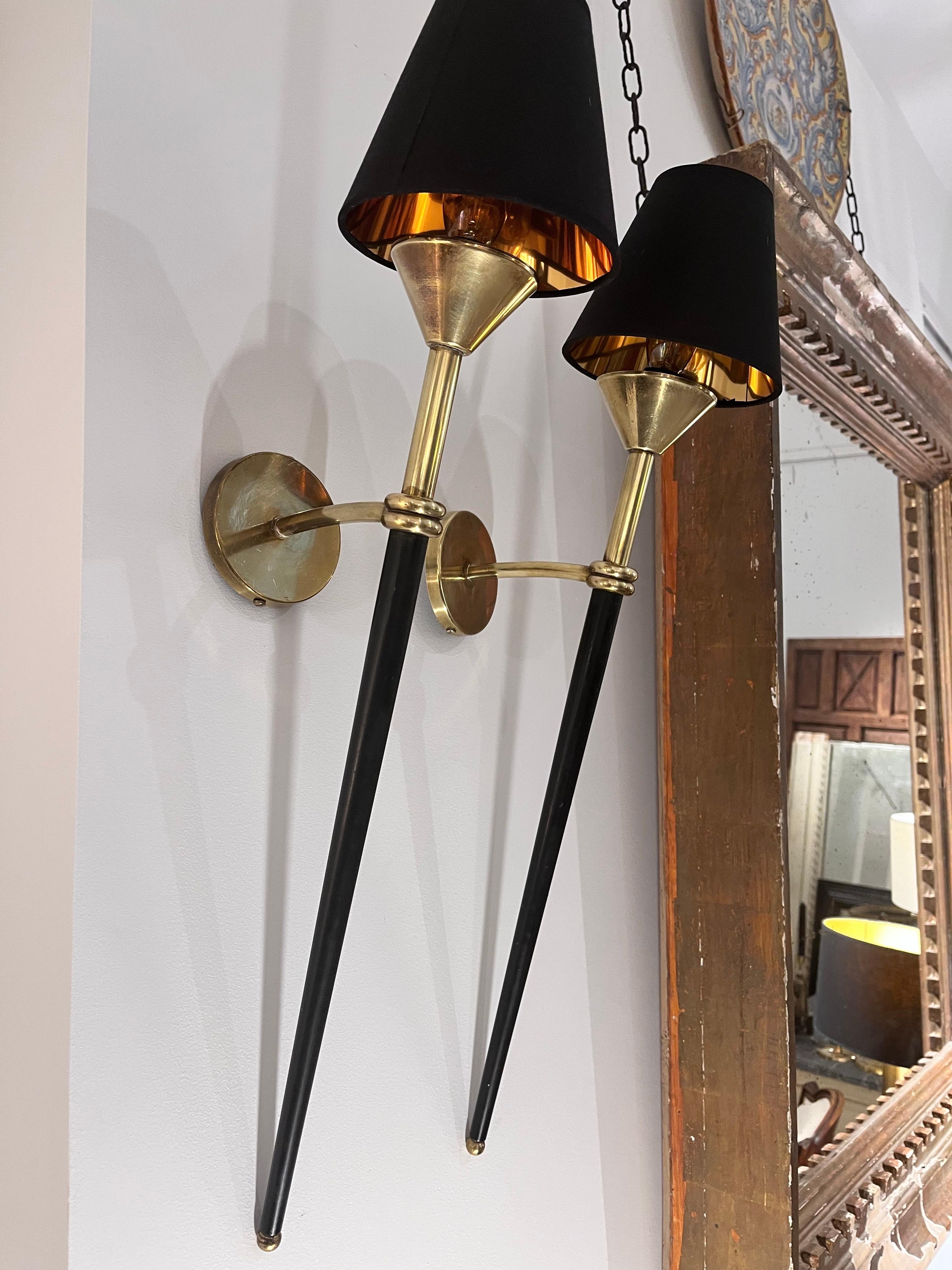 Francese Coppia di appliques di metà secolo della Maison Lunel in ottone e metallo laccato in vendita