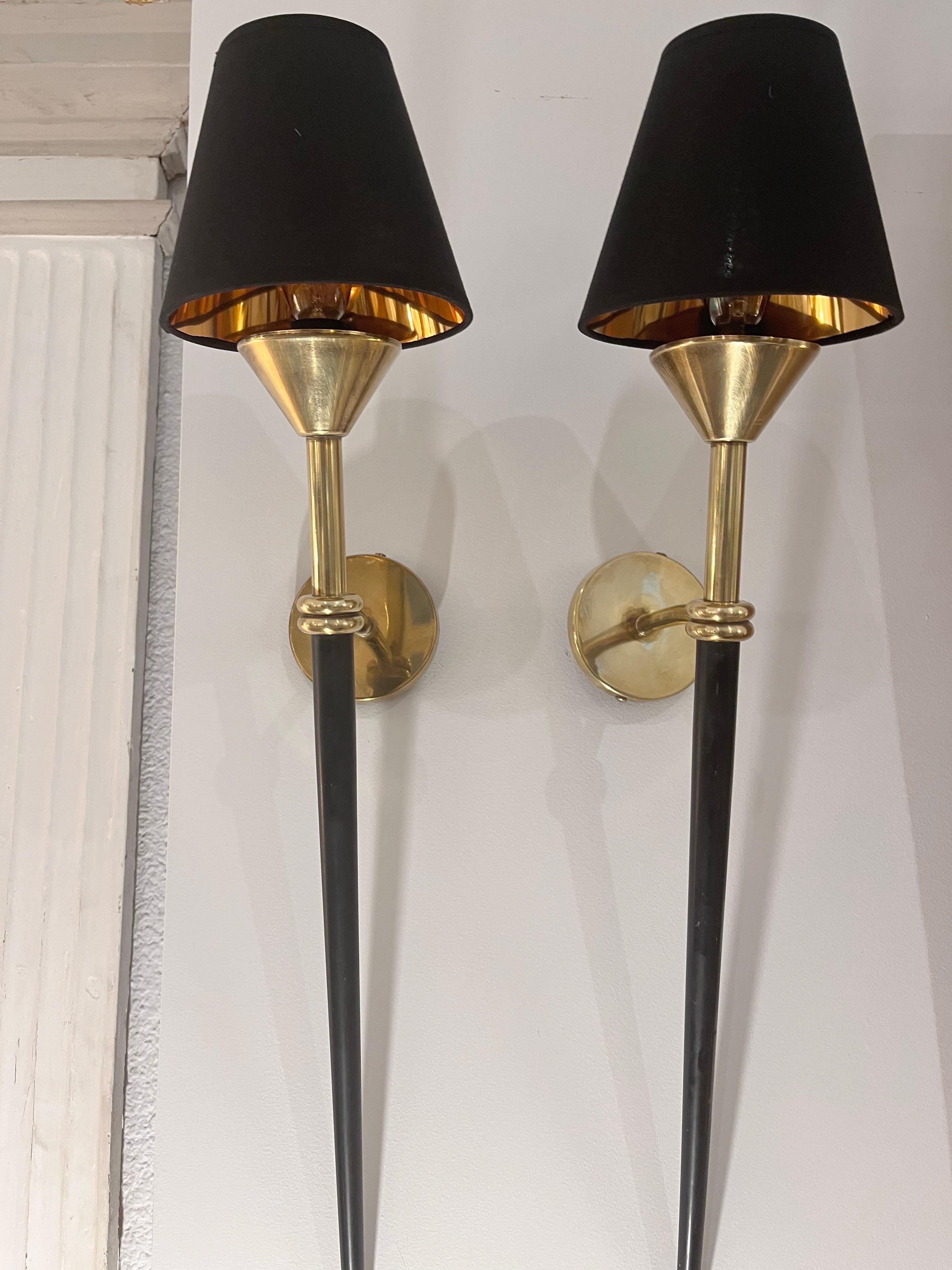 Laccato Coppia di appliques di metà secolo della Maison Lunel in ottone e metallo laccato in vendita