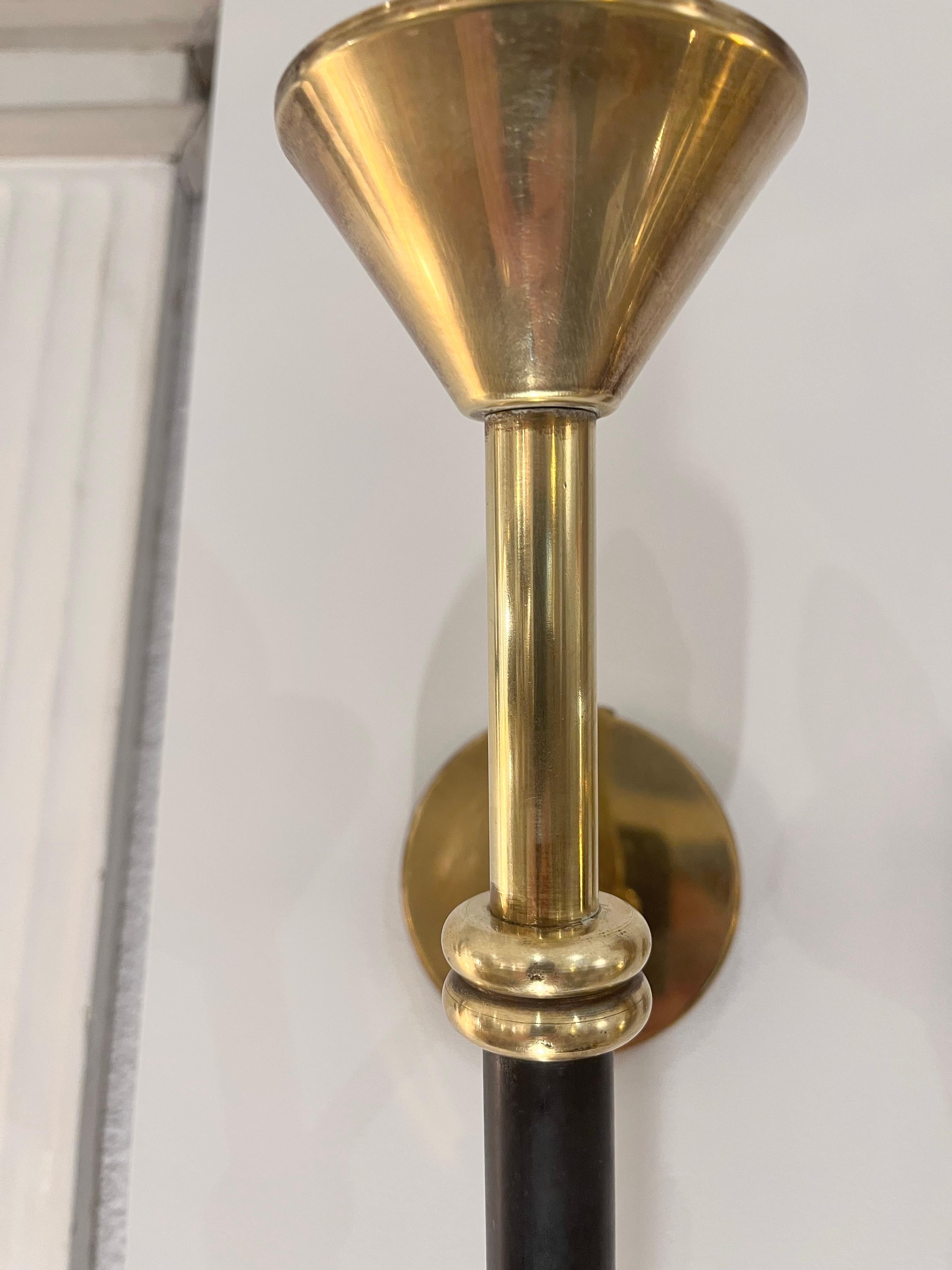 Coppia di appliques di metà secolo della Maison Lunel in ottone e metallo laccato In condizioni buone in vendita a Madrid, ES