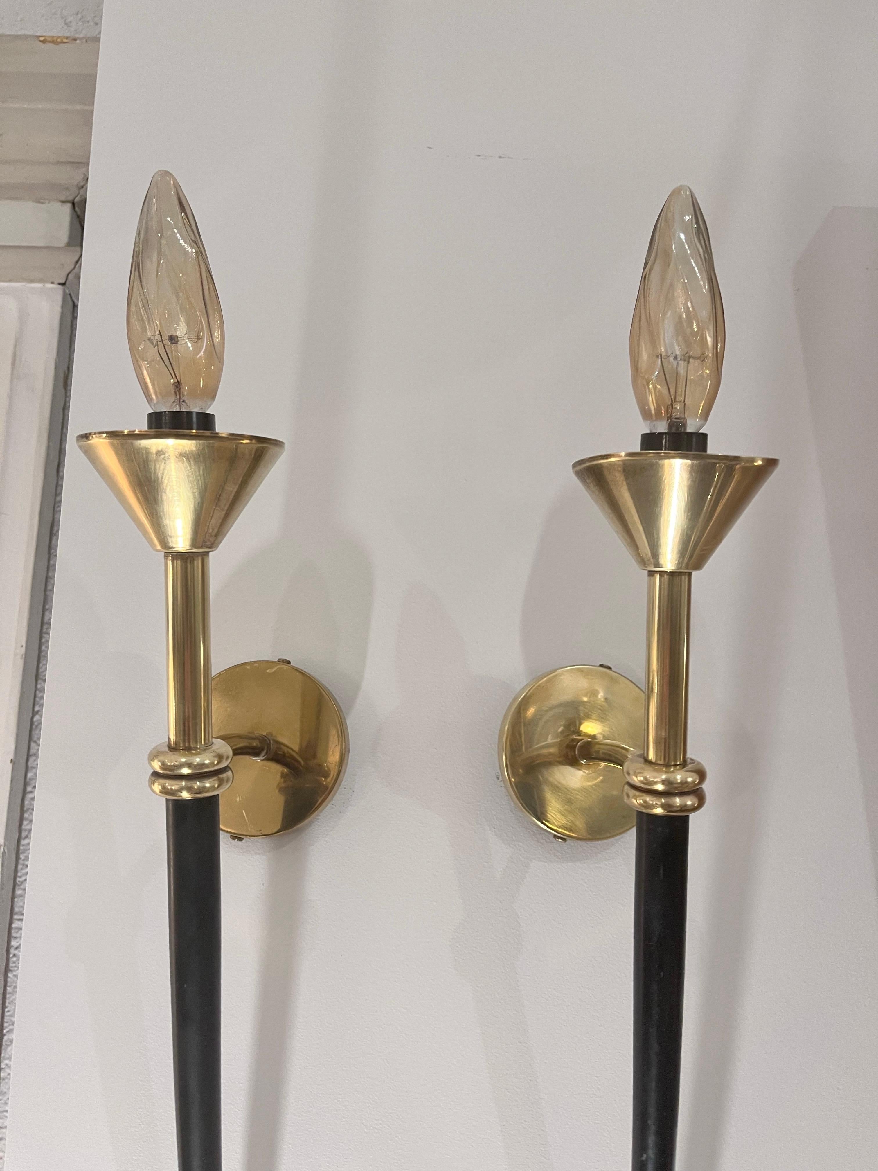 XX secolo Coppia di appliques di metà secolo della Maison Lunel in ottone e metallo laccato in vendita