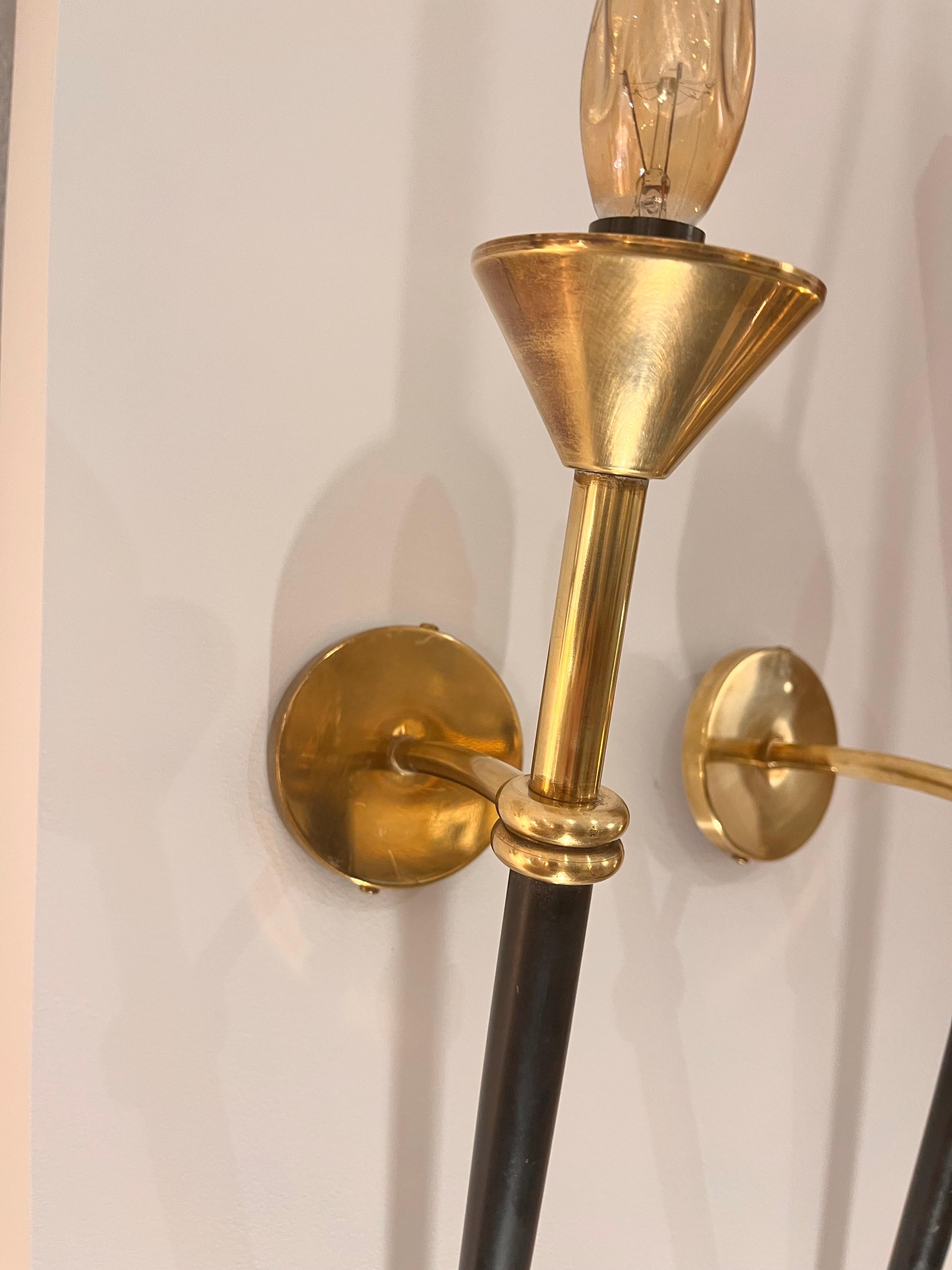 Coppia di appliques di metà secolo della Maison Lunel in ottone e metallo laccato in vendita 1