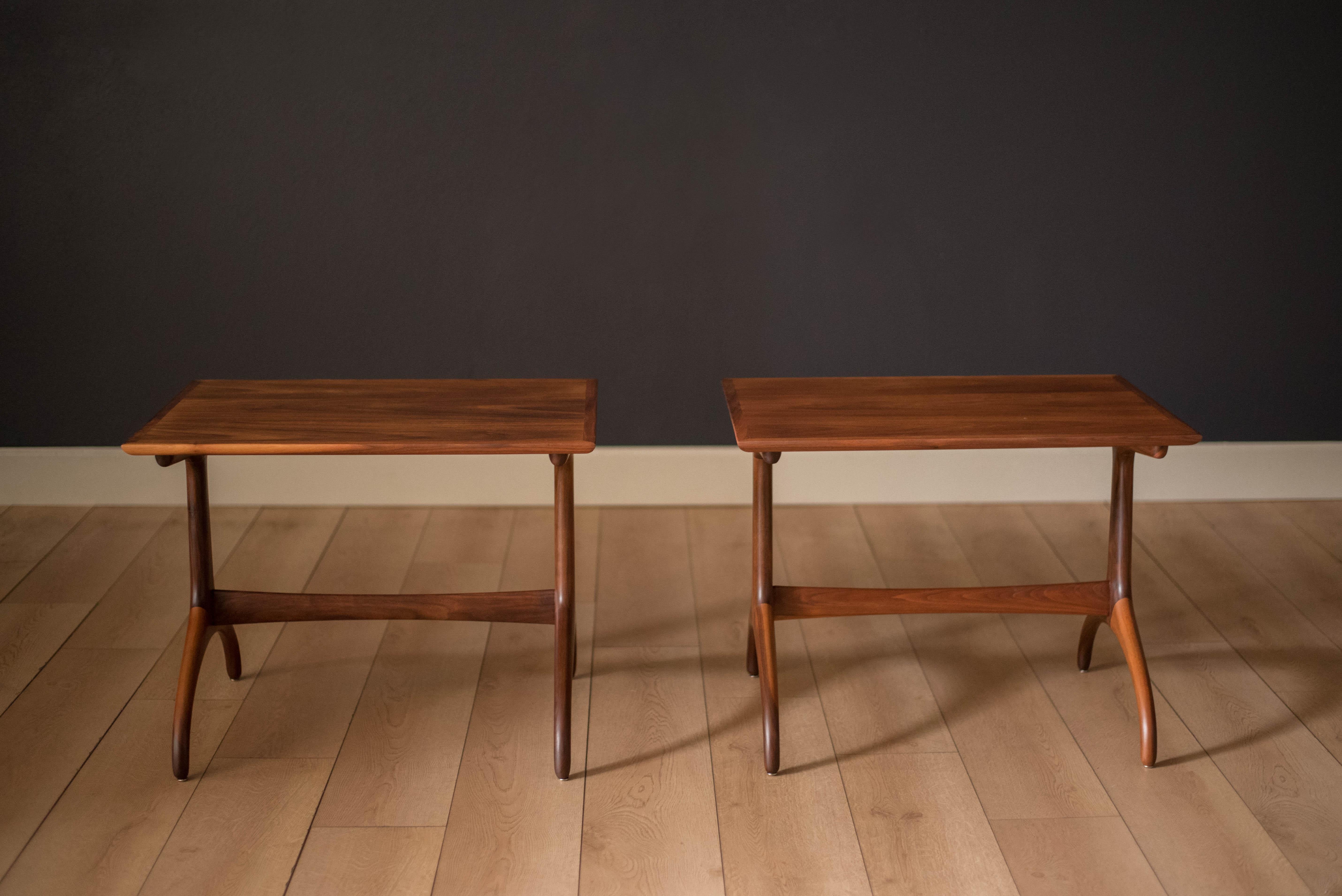 Mid Century Pair of Walnut Heritage Wishbone End Tables In Good Condition In San Jose, CA