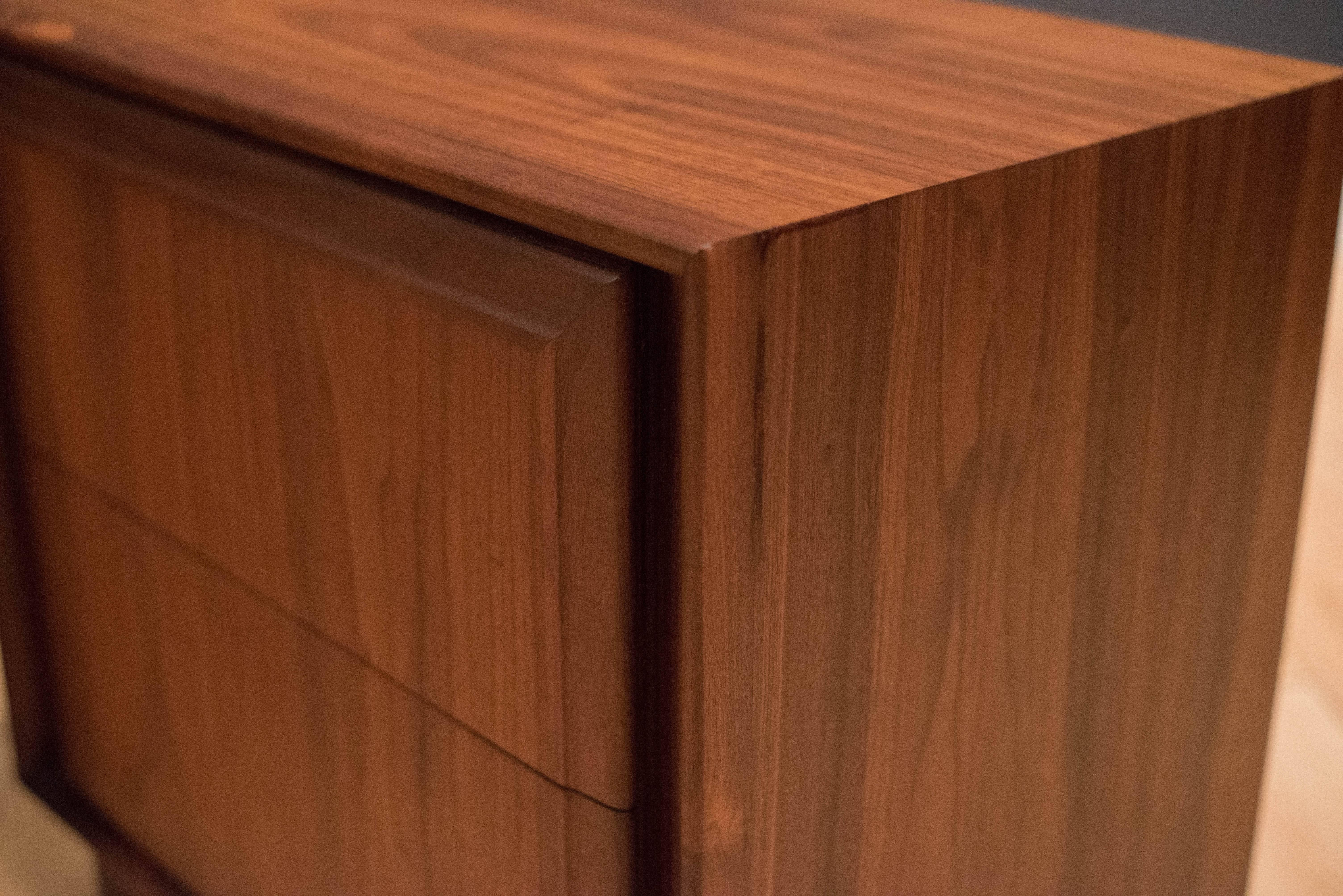 Mid Century Pair of Walnut Nightstands 1