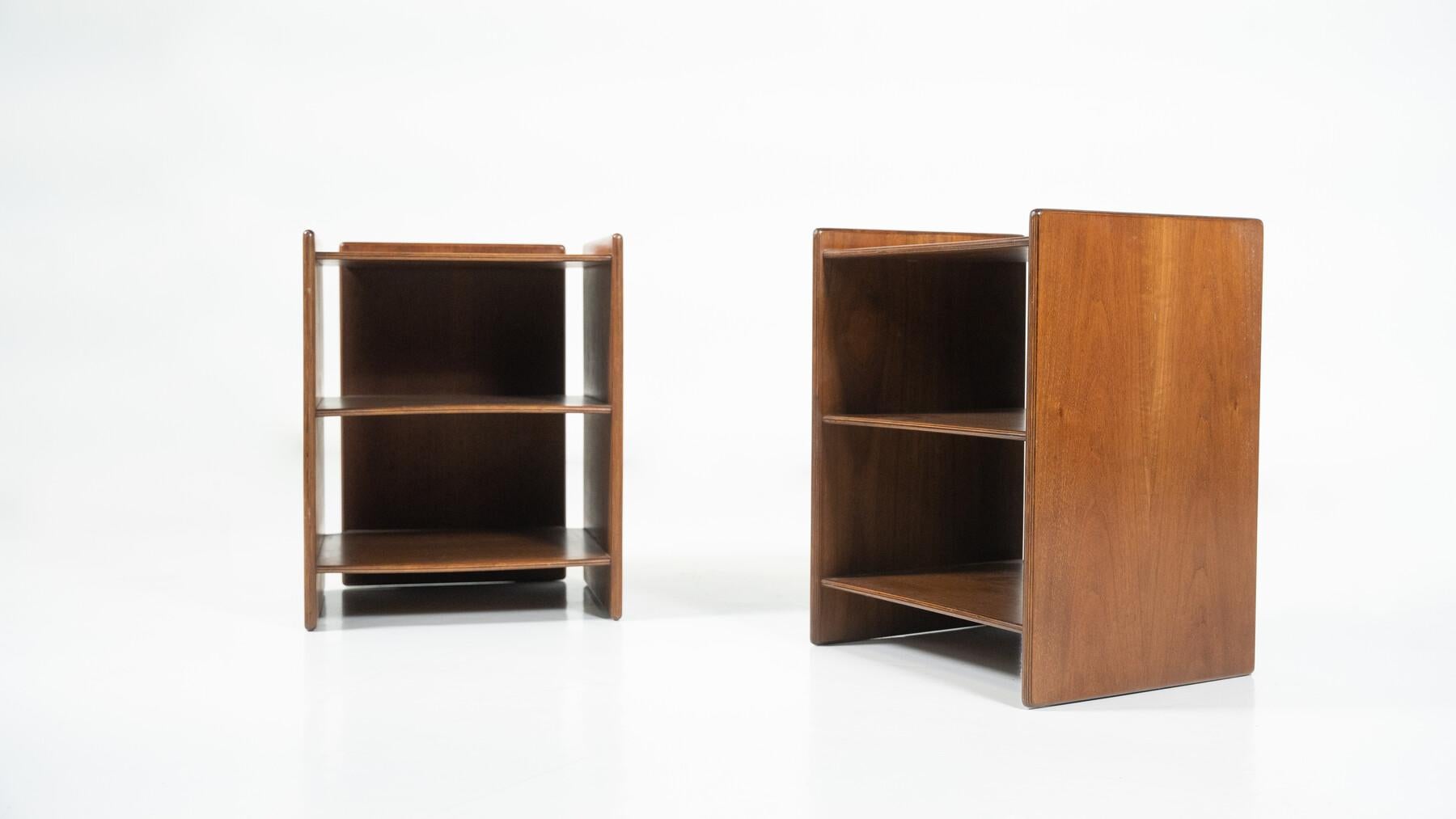 italien Paire de tables de nuit en bois du milieu du siècle, Italie, années 1960 en vente