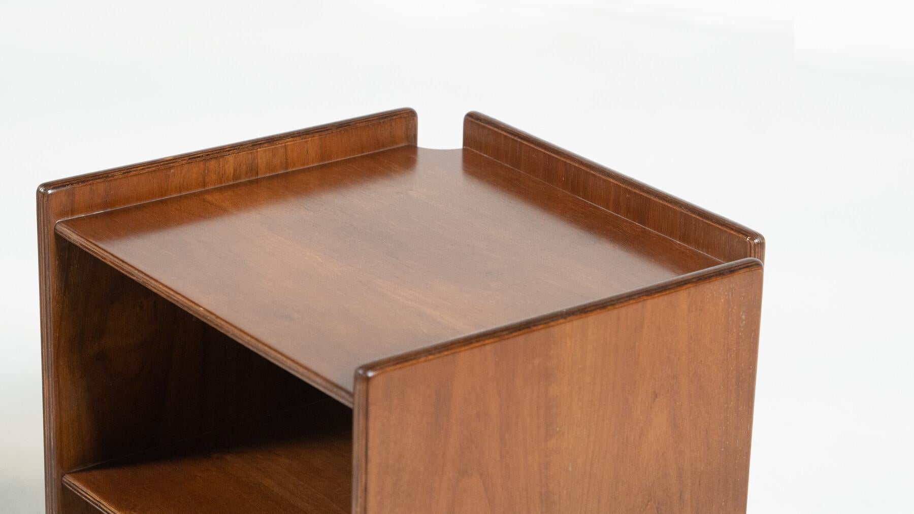 Paire de tables de nuit en bois du milieu du siècle, Italie, années 1960 Bon état - En vente à Brussels, BE