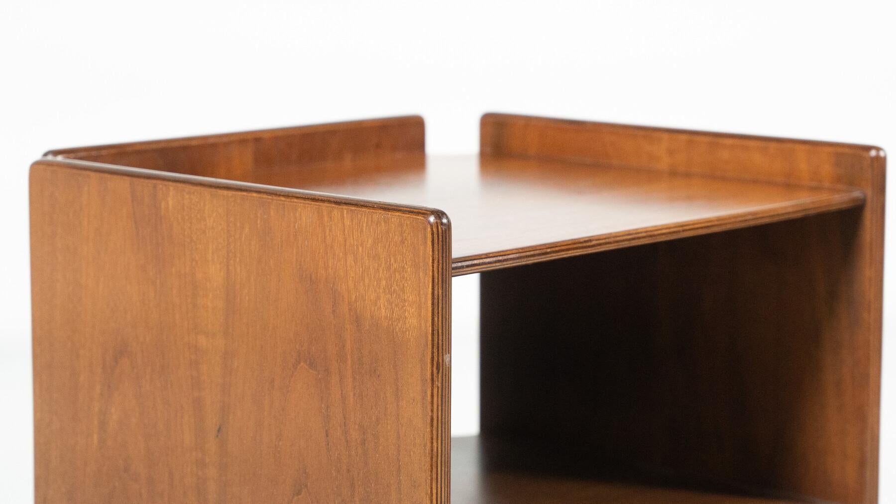 20ième siècle Paire de tables de nuit en bois du milieu du siècle, Italie, années 1960 en vente
