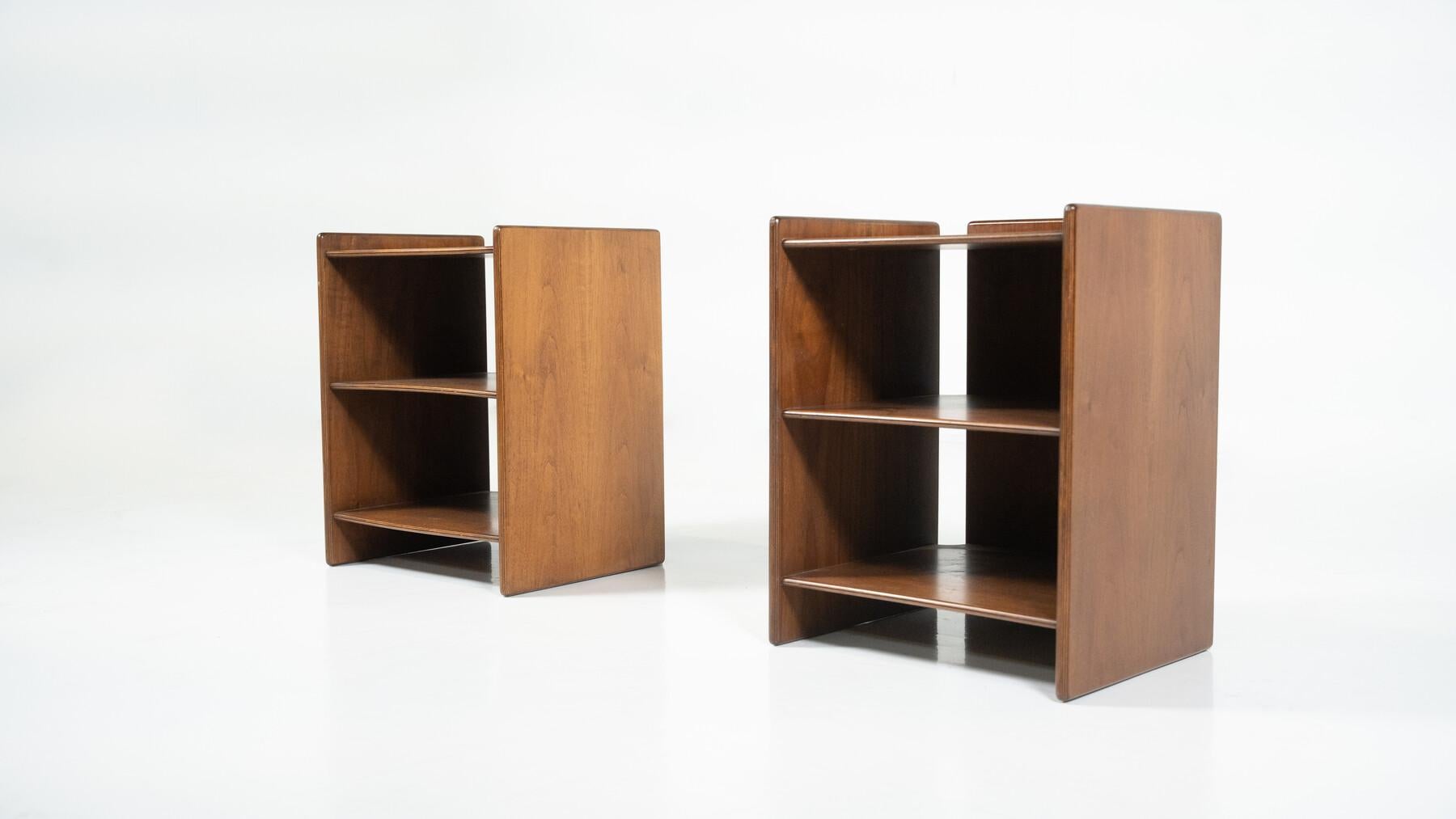 Paire de tables de nuit en bois du milieu du siècle, Italie, années 1960 en vente 1
