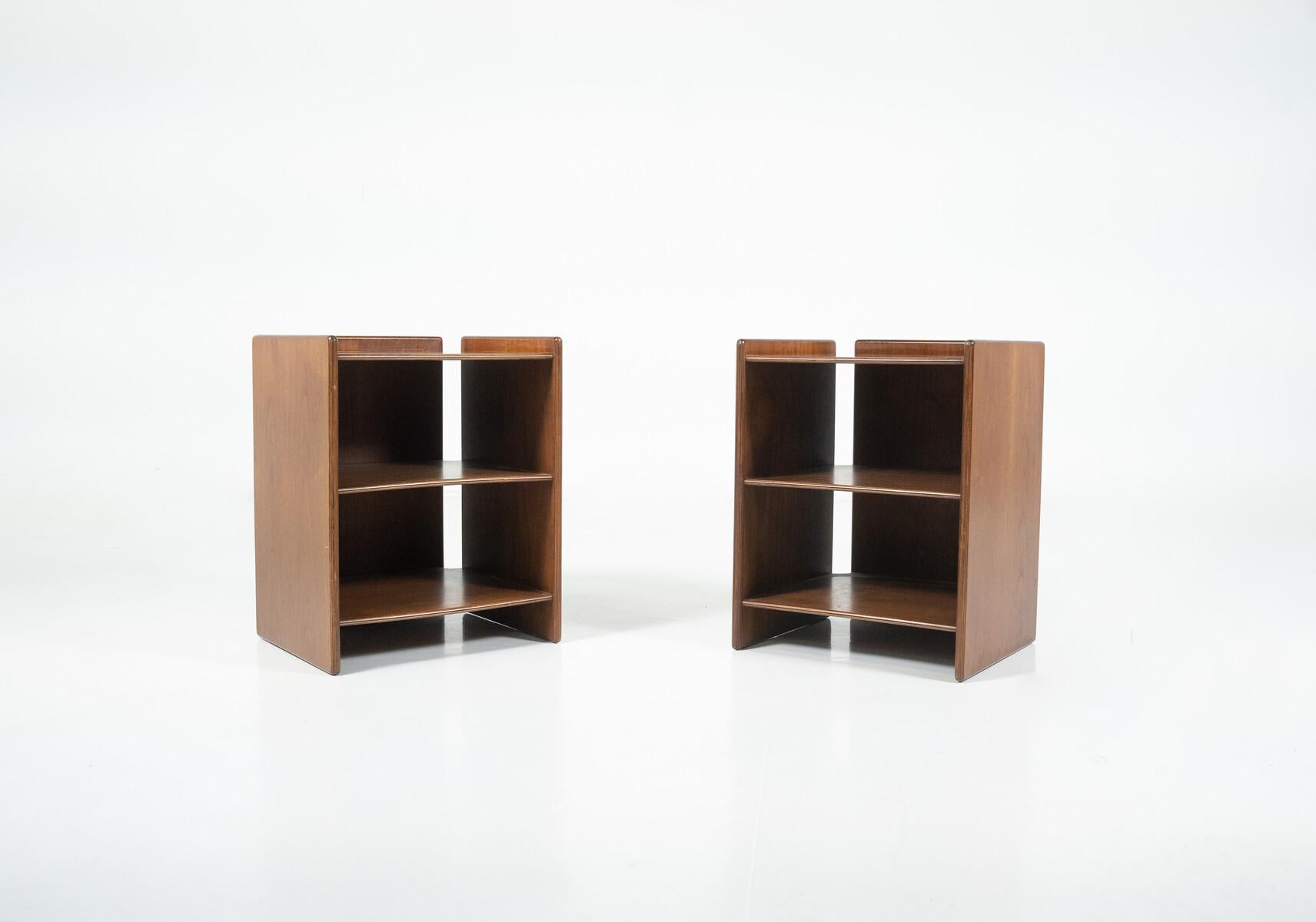 Paire de tables de nuit en bois du milieu du siècle, Italie, années 1960 en vente 2
