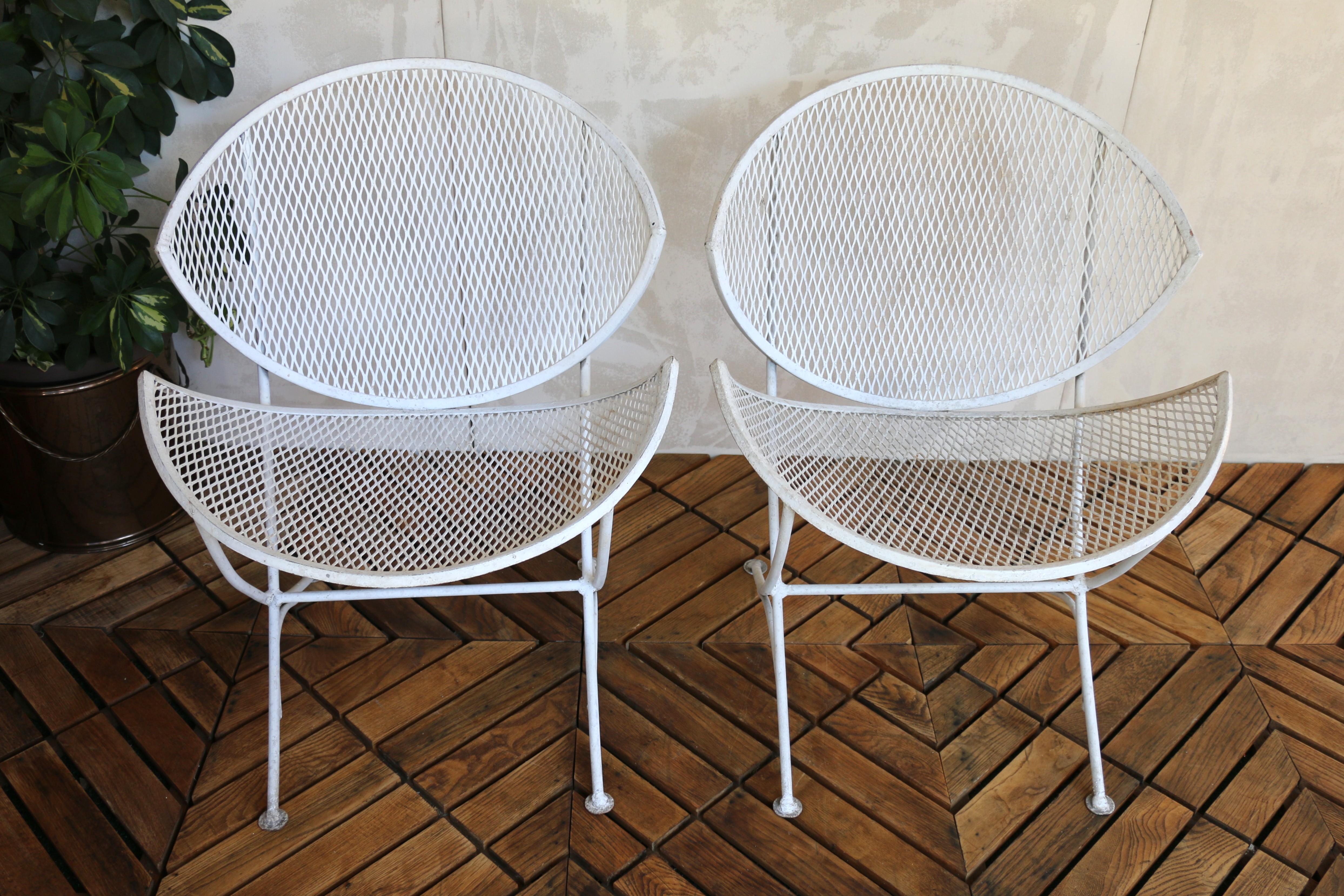 Spektakuläres Paar von Mid Century Orange Slice Patio Chair, auch bekannt als Clamshell Chair, entworfen von Maurizio Tempestini für die John B. Salterini Company.  Dieses wunderbare Set ist ein klassisches Beispiel für Terrassenmöbel der