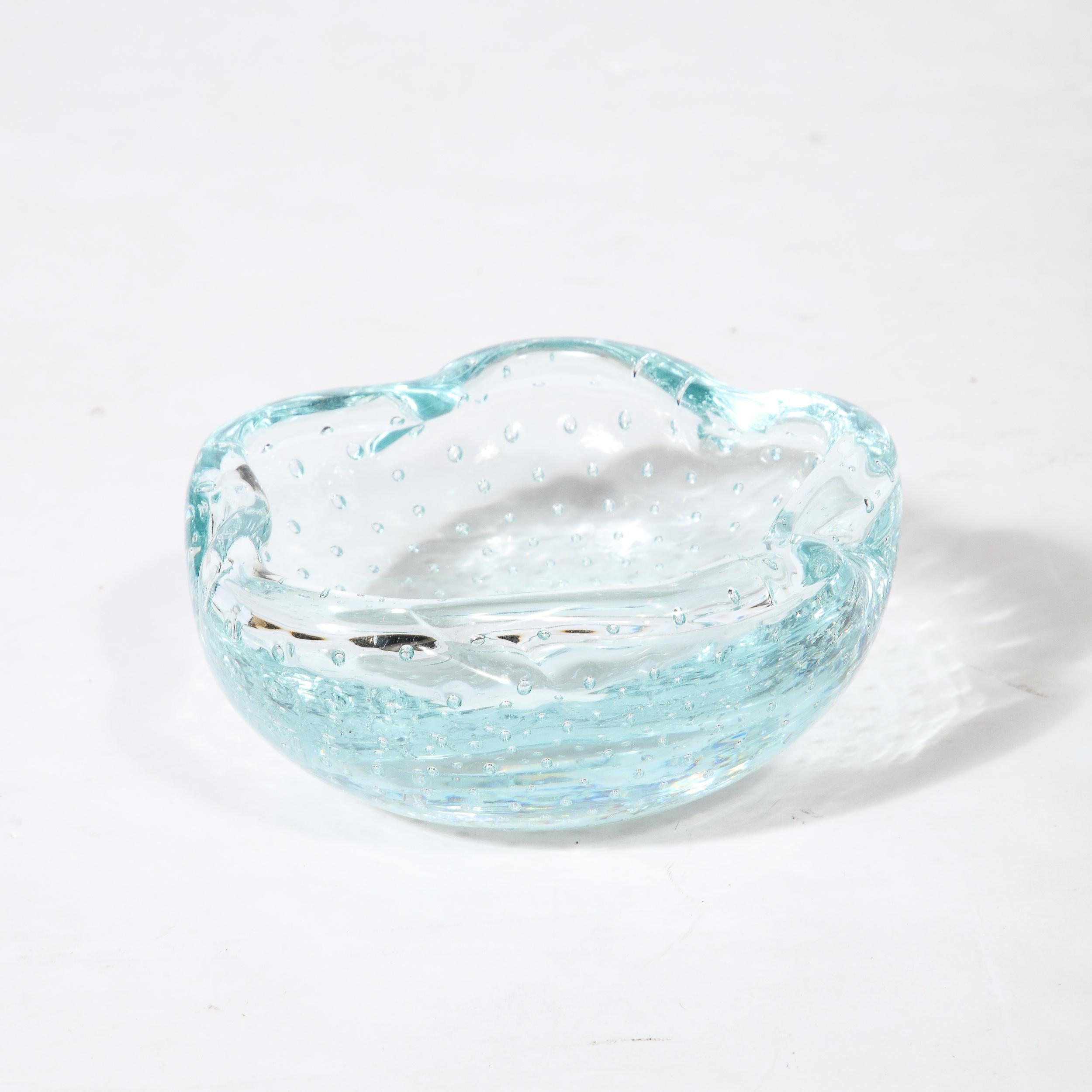 Pale Blaue mundgeblasene Glasschale aus der Mitte des Jahrhunderts mit Bullicante-Details, signiert Daum im Zustand „Hervorragend“ im Angebot in New York, NY
