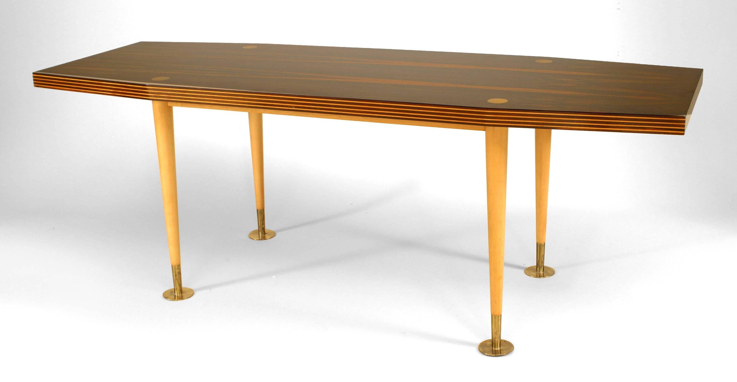 Italian Post-War Modern Design (1950/60s) palisander top coffee table with maple trimmed fluted edge and tapered cone form sycamore legs ending with brass circular pad feet.
  