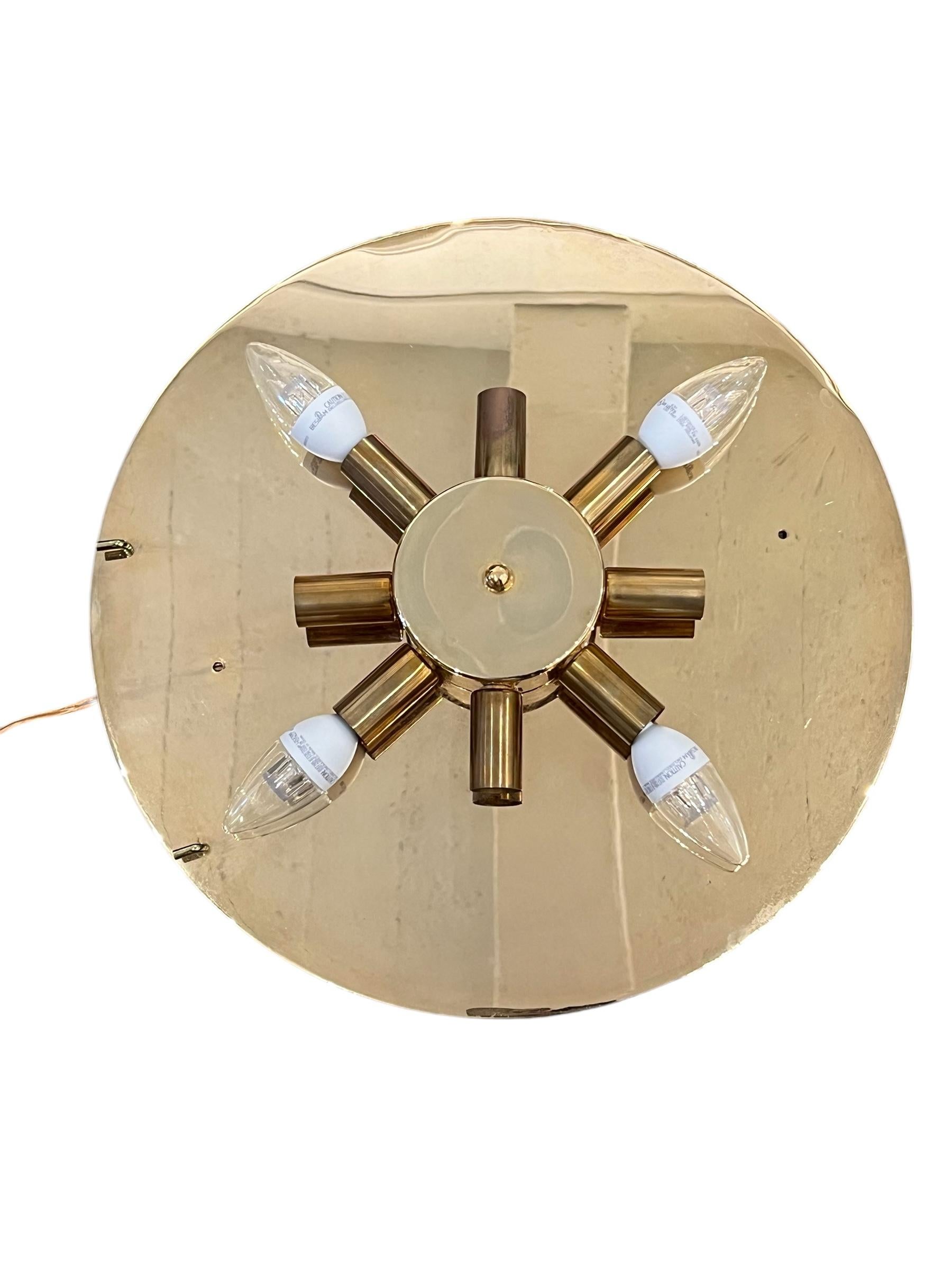 Splendido specchio da parete in ottone dorato e cristallo illuminato di Palwa, risalente alla metà del secolo scorso.  Un'incredibile cornice in ottone dorato con cristalli sfaccettati tagliati a mano.  Accoglie otto lampadine E14. Nel complesso