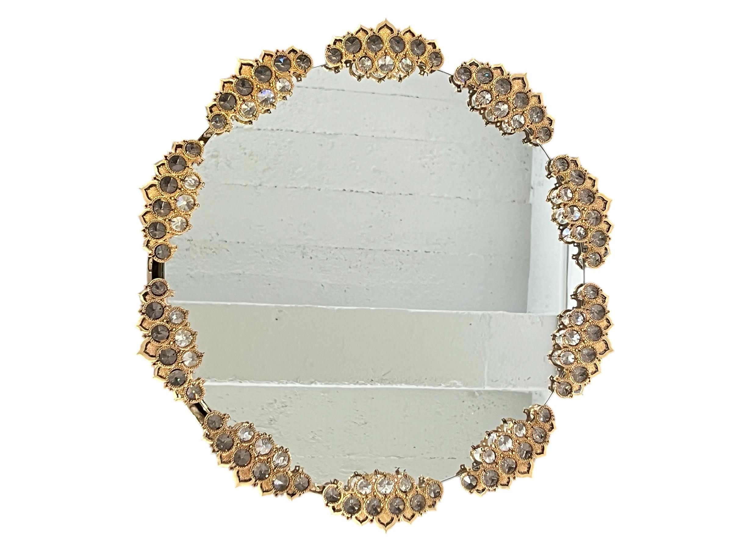 Hollywood Regency Specchio da parete illuminato in ottone dorato e cristallo di Palwa, metà del secolo scorso in vendita