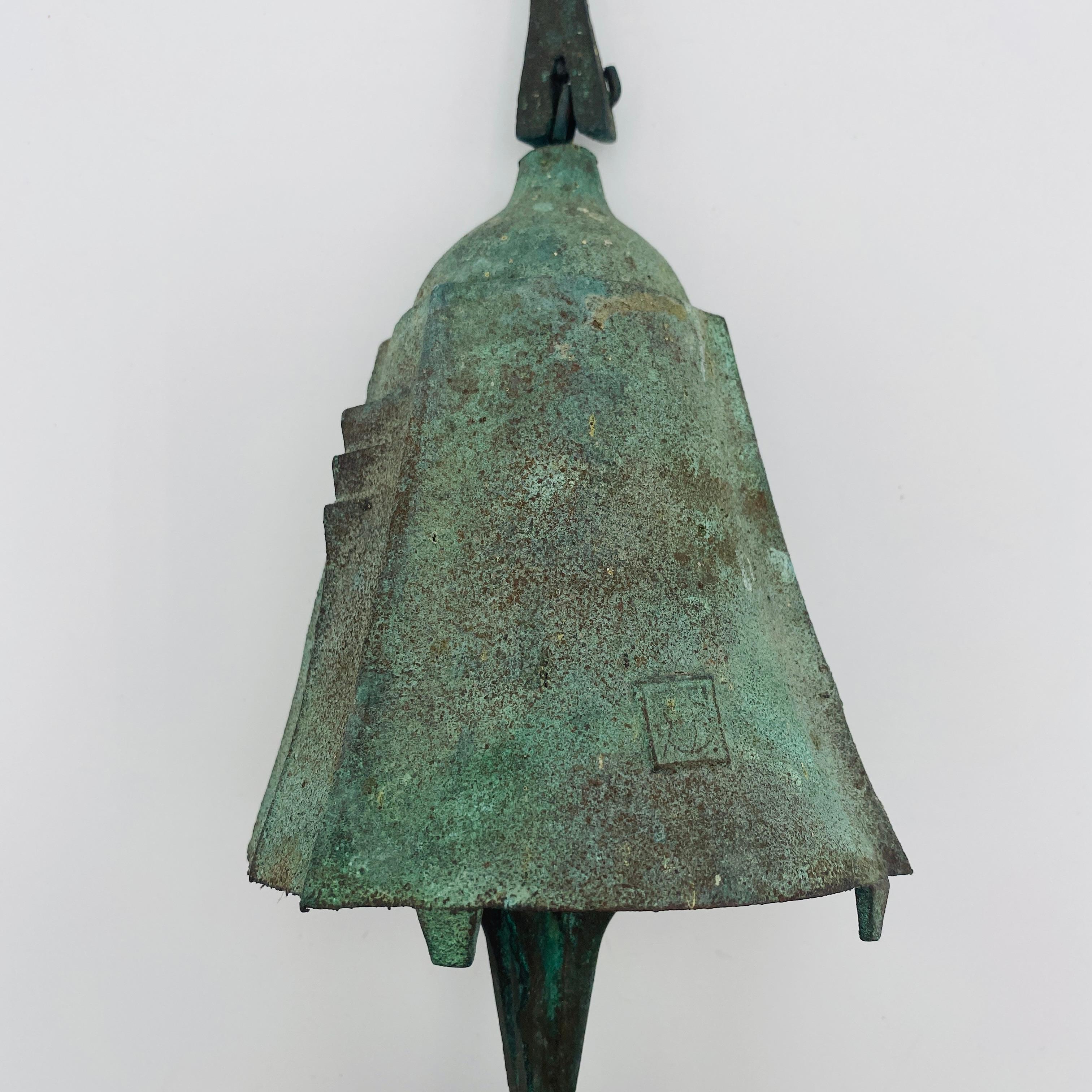 Campana Cosanti vintage de bronce de Paolo Soleri, hacia la década de 1960. La cámara de la campana tiene la marca Cosanti. Una pátina fantástica y un sonido estupendo. 

23