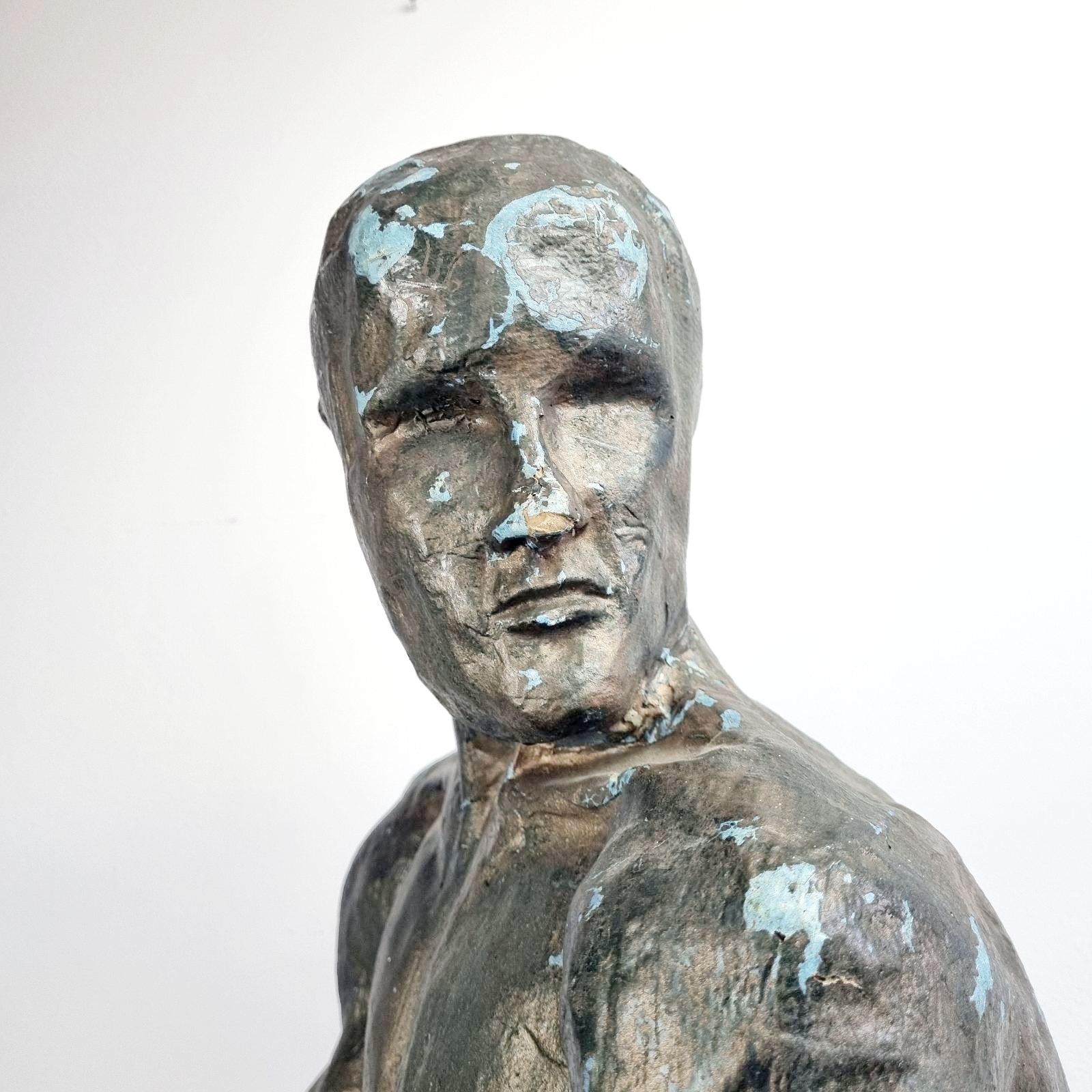 Milieu du XXe siècle Sculpture de torse d'homme en papier mâché, France années 60 en vente