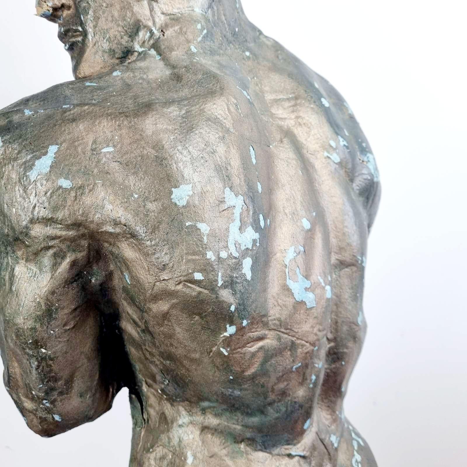 Papier Sculpture de torse d'homme en papier mâché, France années 60 en vente