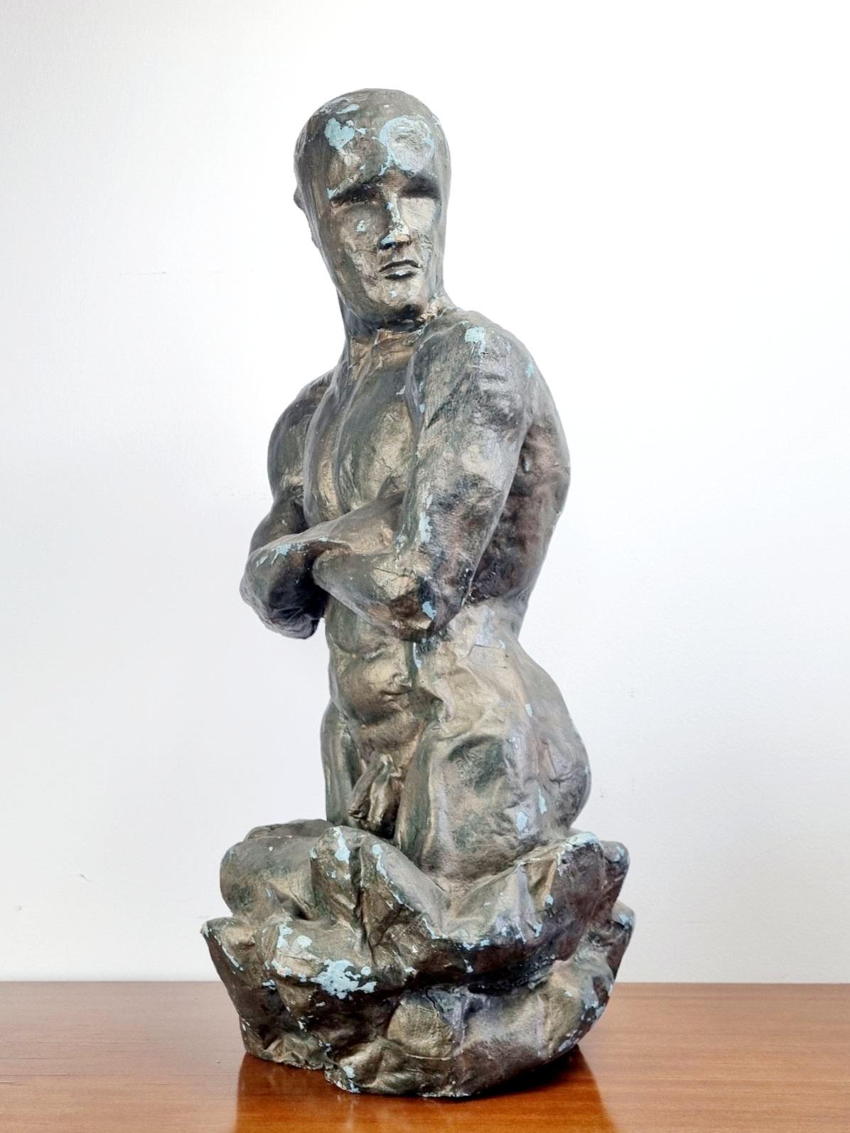 Sculpture de torse d'homme en papier mâché, France années 60 en vente 2