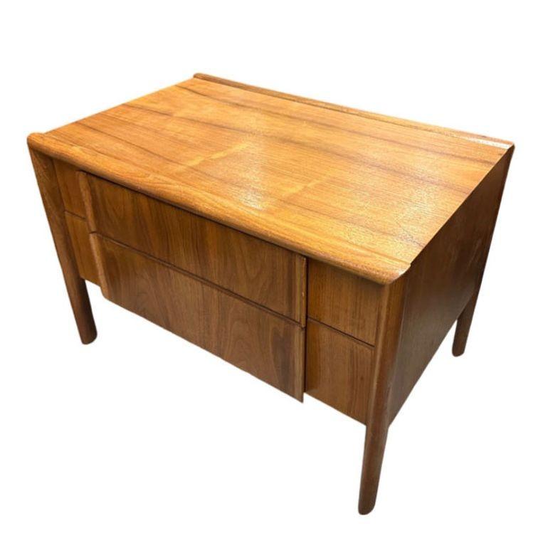 Mid-Century Modern Table de nuit Parallel End Table de Barney Flagg pour Drexel en vente
