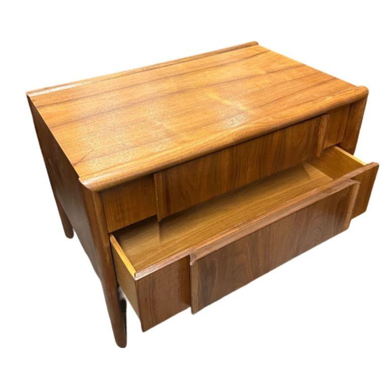Mid Century Parallel End Table Nightstand by Barney Flagg For Drexel In Excellent Condition For Sale In Van Nuys, CA