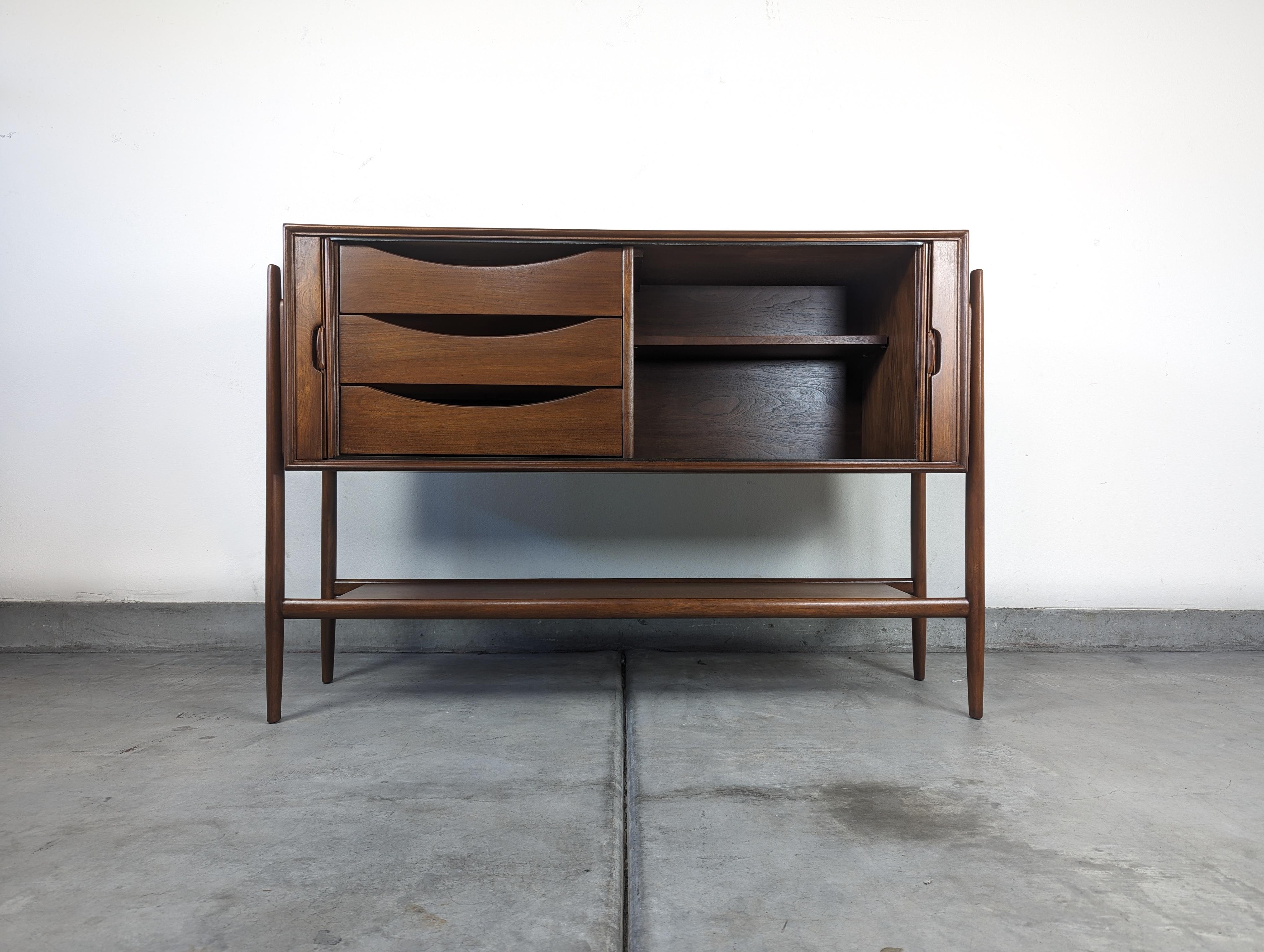 Mid-Century Modern Crédence à portes tambour Parallel du milieu du siècle dernier par Barney Flagg pour Drexel, vers les années 1960 en vente