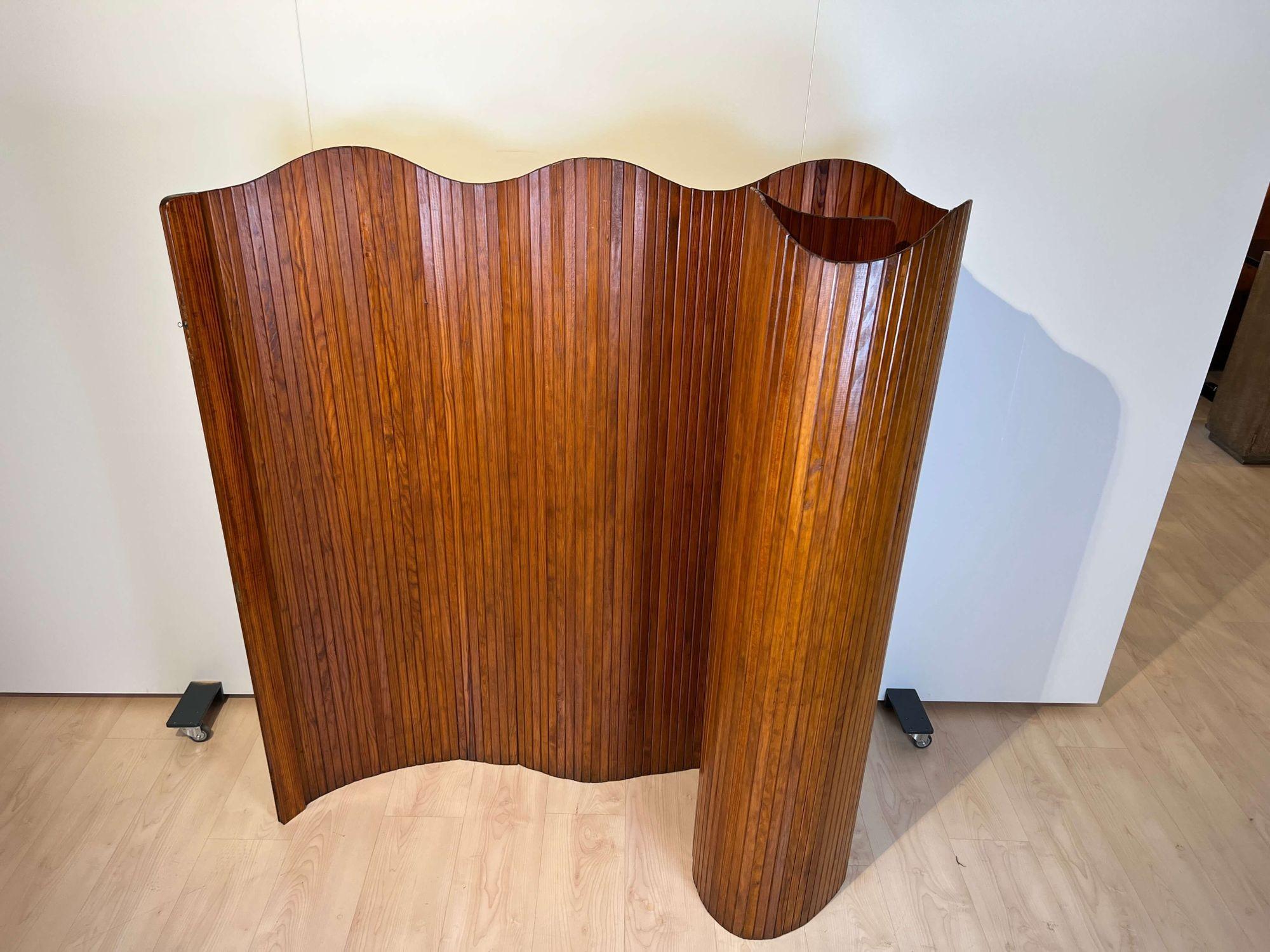 Beautiful Mid-Century Modern / Late Art Deco wooden Paravent, Room Divider or Screen by Baumann Fils & Cie, France, circa 1940.
Individual solid beech slats, conservative restoration with shellac french polish. Felible in its form, it can be ruled
