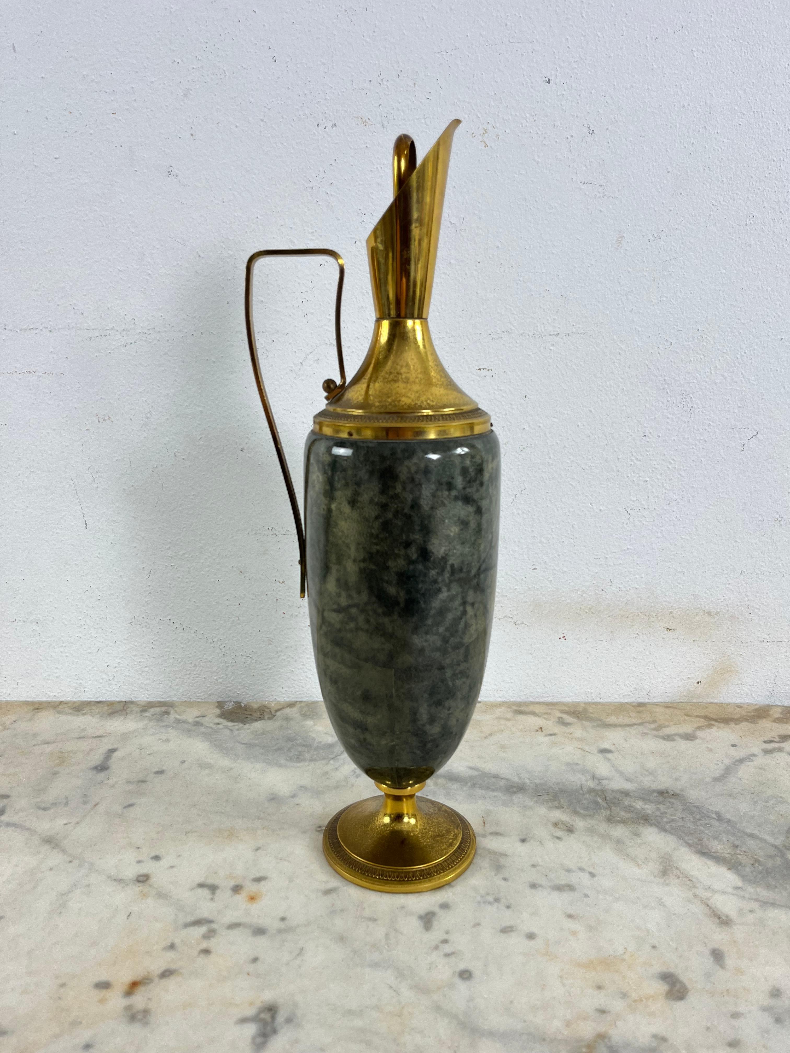 italien Pichet en parchemin et laiton du milieu du siècle par Aldo Tura, années 1950 en vente