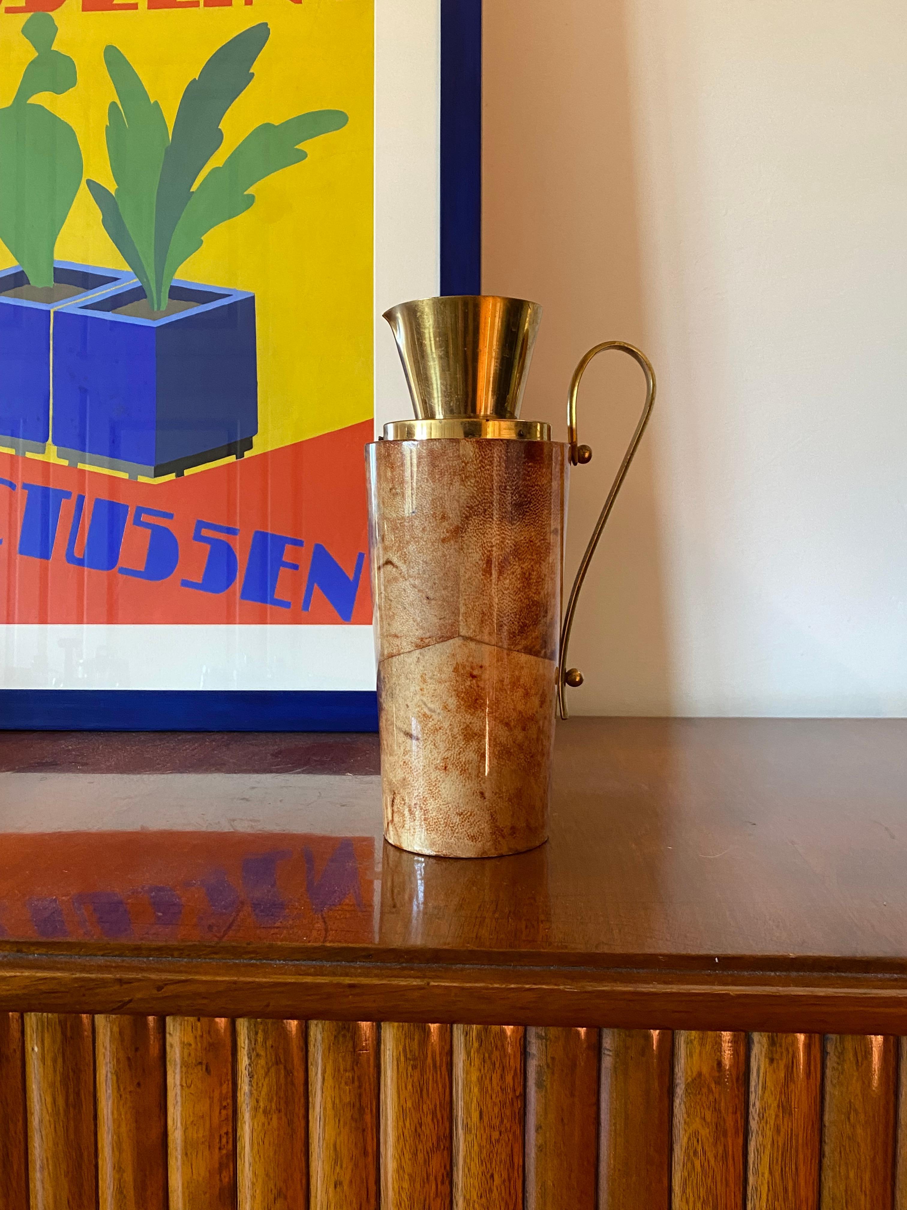 Mid-century parchment Barware thermos

Aldo Tura, Macabo Italy early 1950s

Parchement, brass

h 27 cm diam. 15 × 10 cm

Conditions: excellent conditions consistent with age and use.