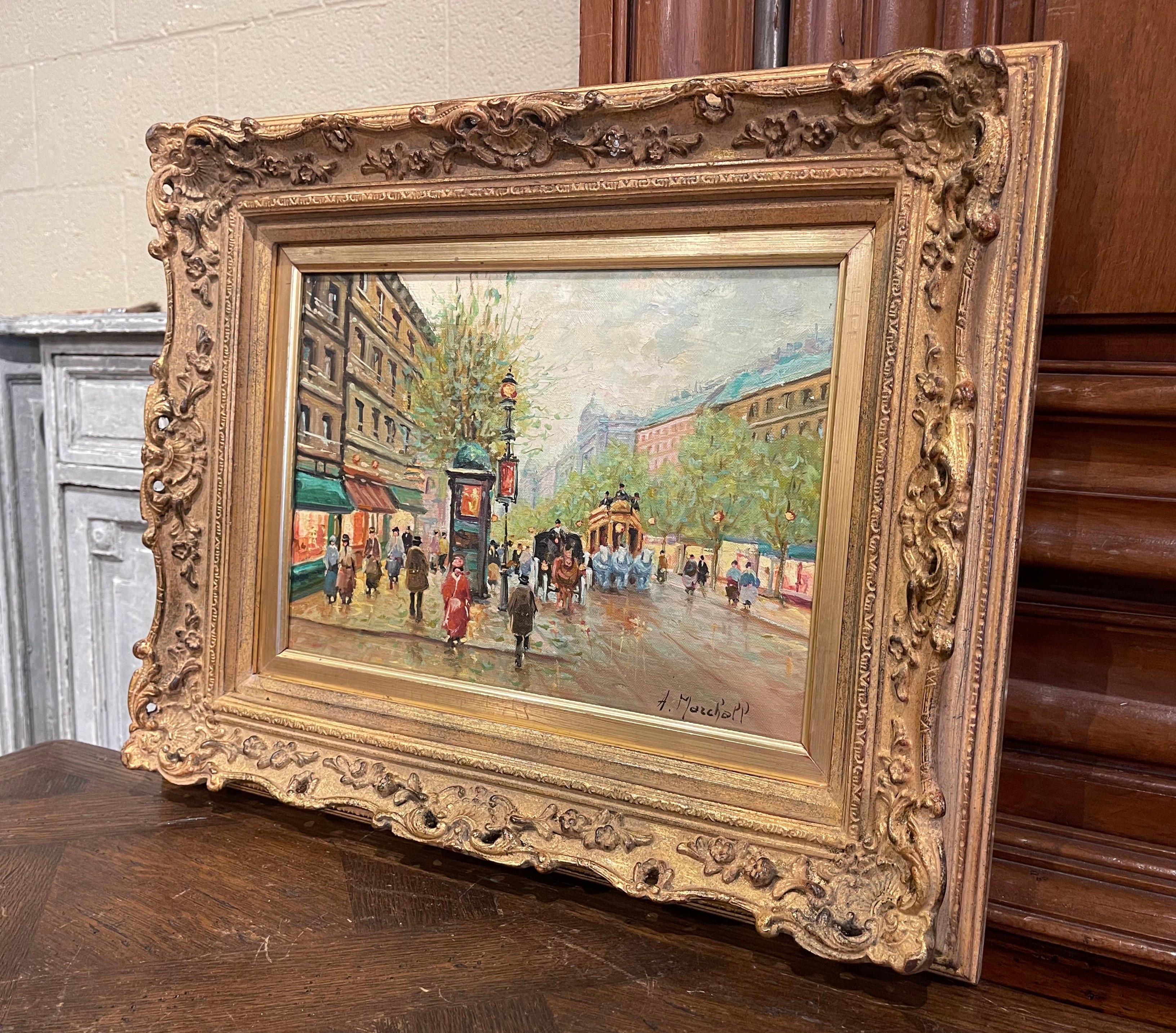 Décorez un bureau ou un espace de vie avec cette magnifique peinture à l'huile sur toile. Présentée dans son cadre doré sculpté d'origine et créée vers 1960, cette œuvre d'art représente une scène typique du Paris de la fin du XIXe siècle, avec des