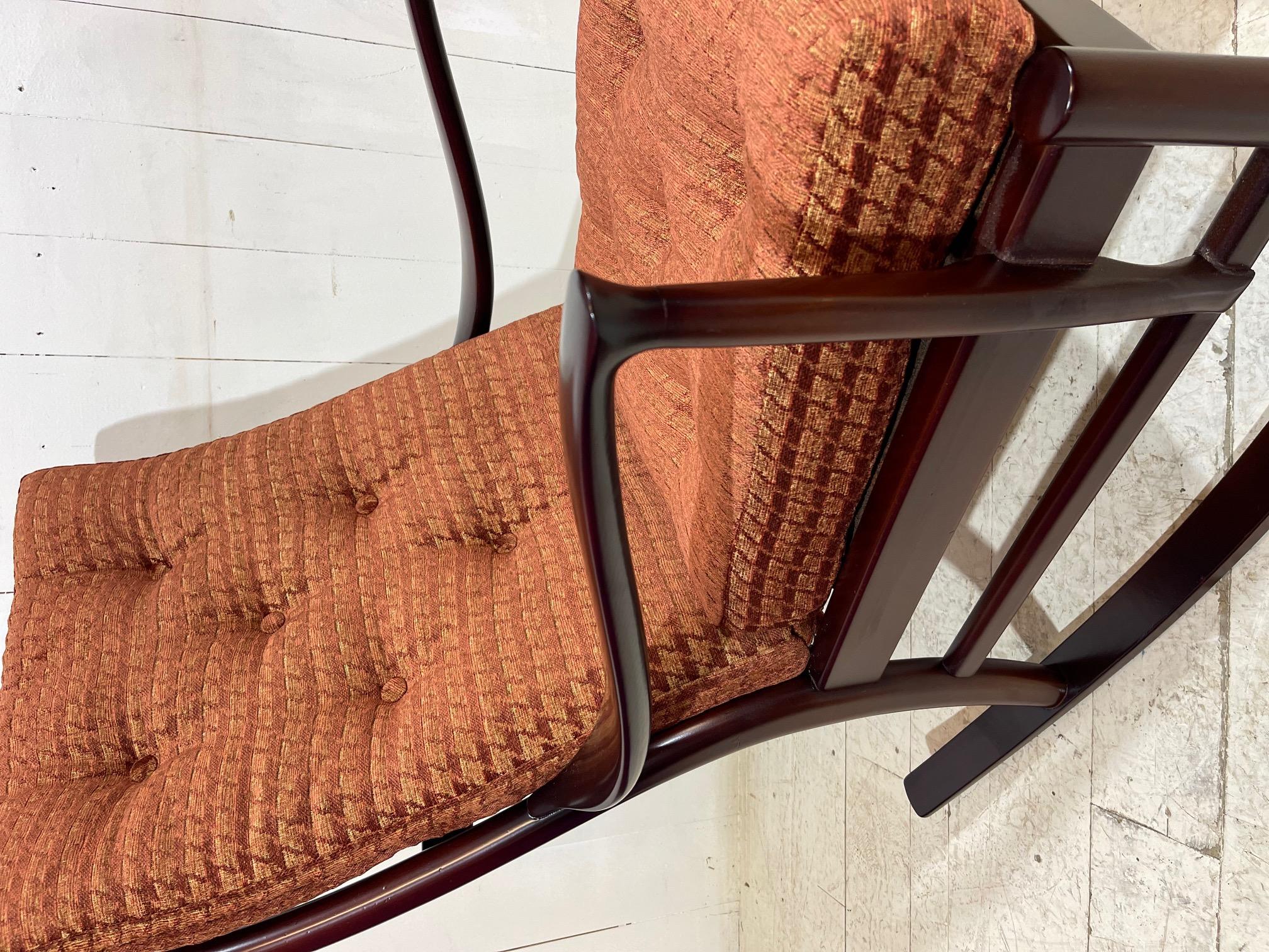 Embarquez pour un voyage dans l'élégance du milieu du siècle avec l'offre exclusive de The Rare Chair Company - le Parker Knoll Rocking Chair du milieu du siècle, restauré de manière exquise. Chef-d'œuvre du passé, cette pièce emblématique présente