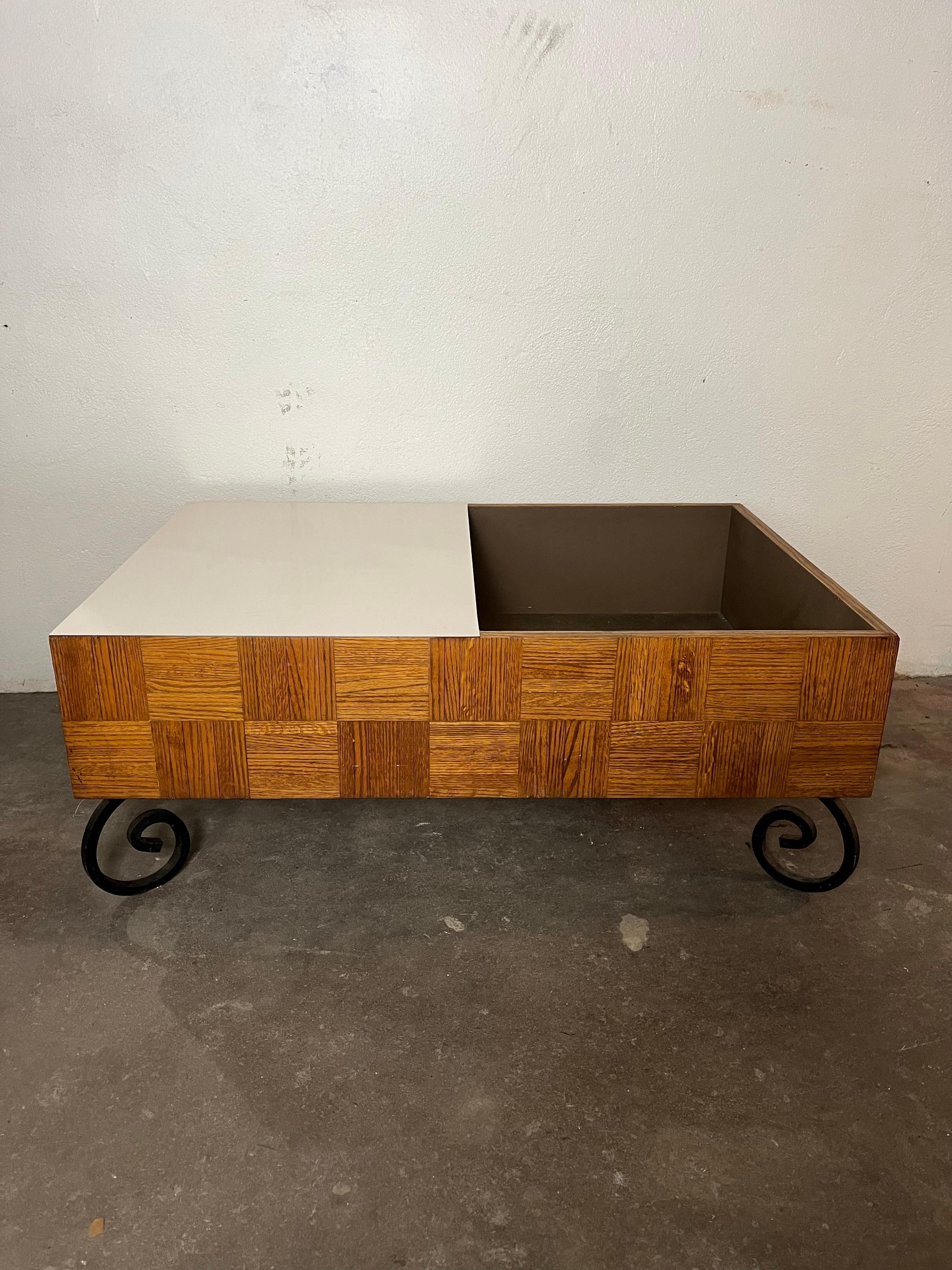 Mid-Century Modern Table basse du milieu du siècle en Oak Oak et Formica en vente