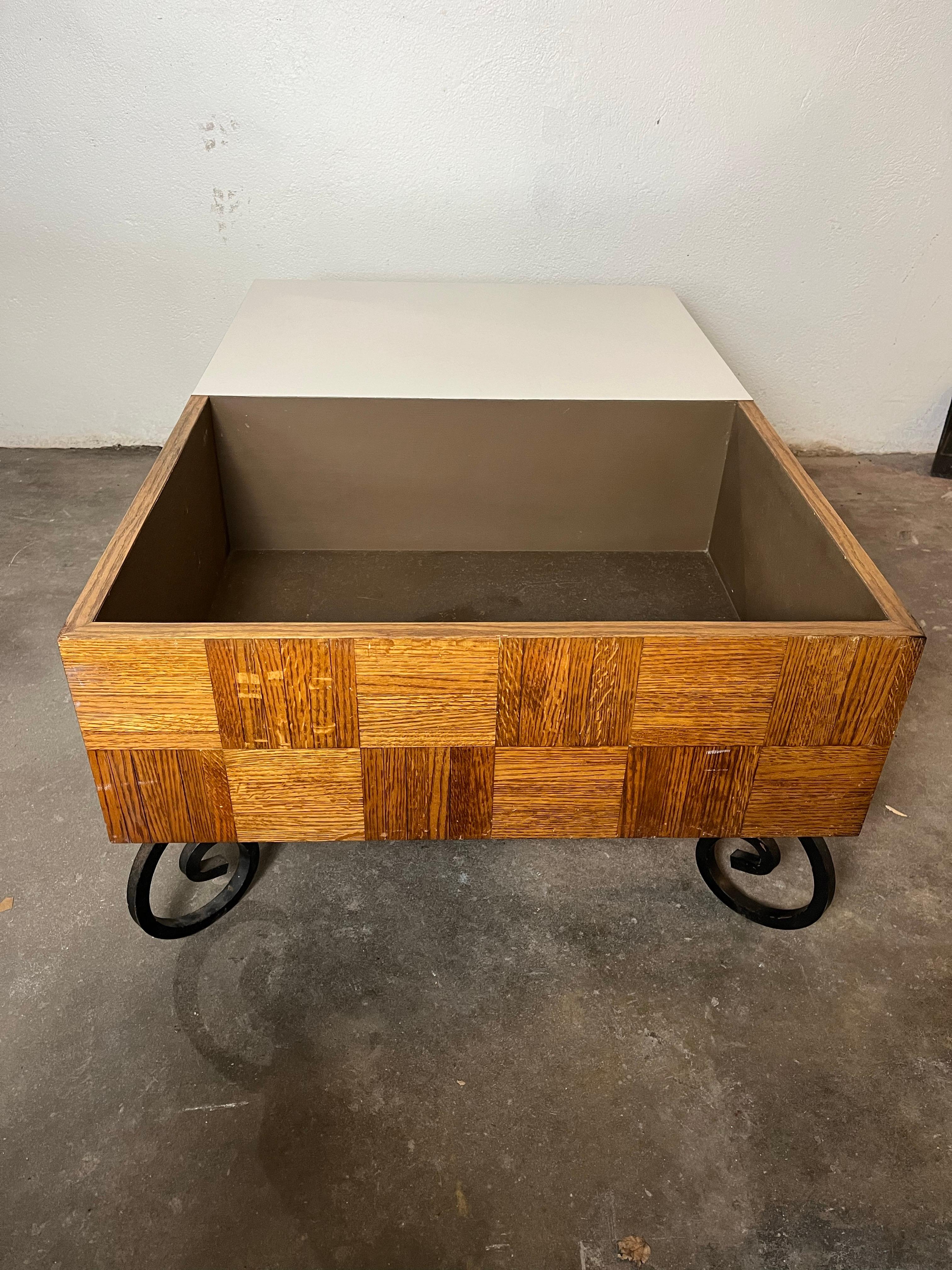 Table basse du milieu du siècle en Oak Oak et Formica Bon état - En vente à W Allenhurst, NJ