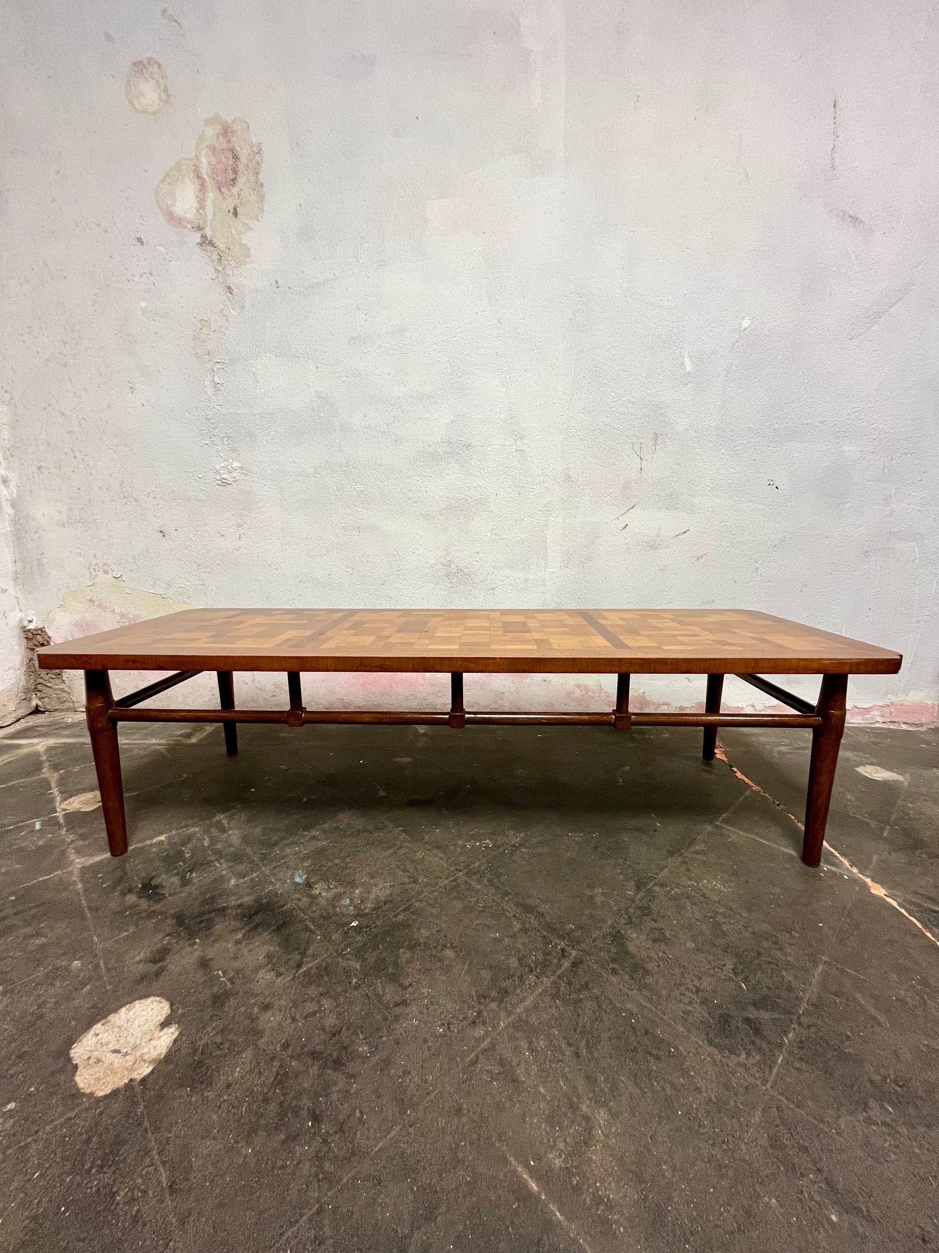 Langer und niedriger Couchtisch aus der Mitte des Jahrhunderts in der Art von Tomlinson, Erwin-Lambeth. Schöne Stabparkett-Oberfläche mit ausgeschnittenen Ecken. Bambusimitat-Akzent auf Bahre und Beinen. 
Bordsteinkante nach NYC/Philly $450