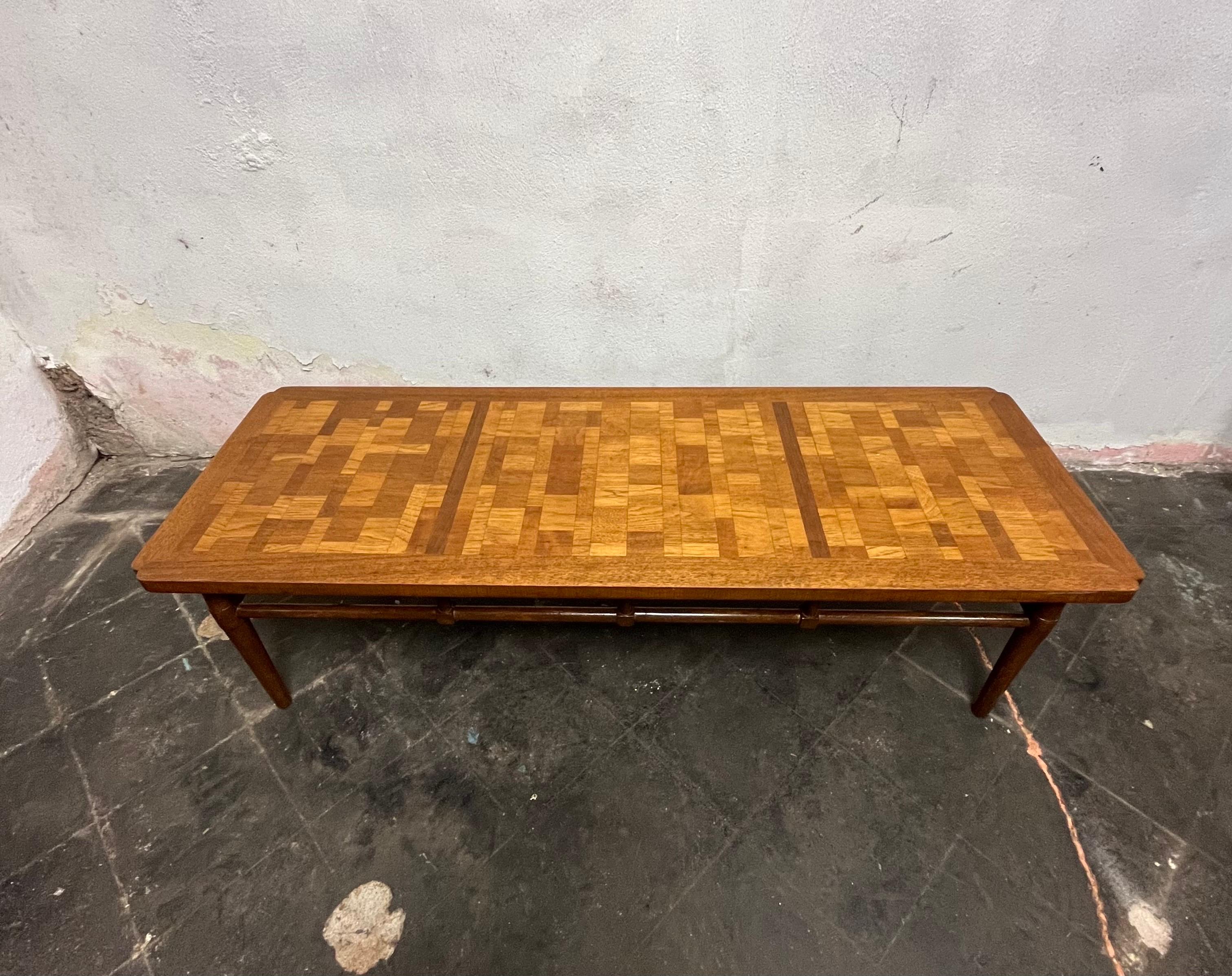 Mid Century Parkett Couchtisch Faux Bamboo Akzent (Moderne der Mitte des Jahrhunderts) im Angebot