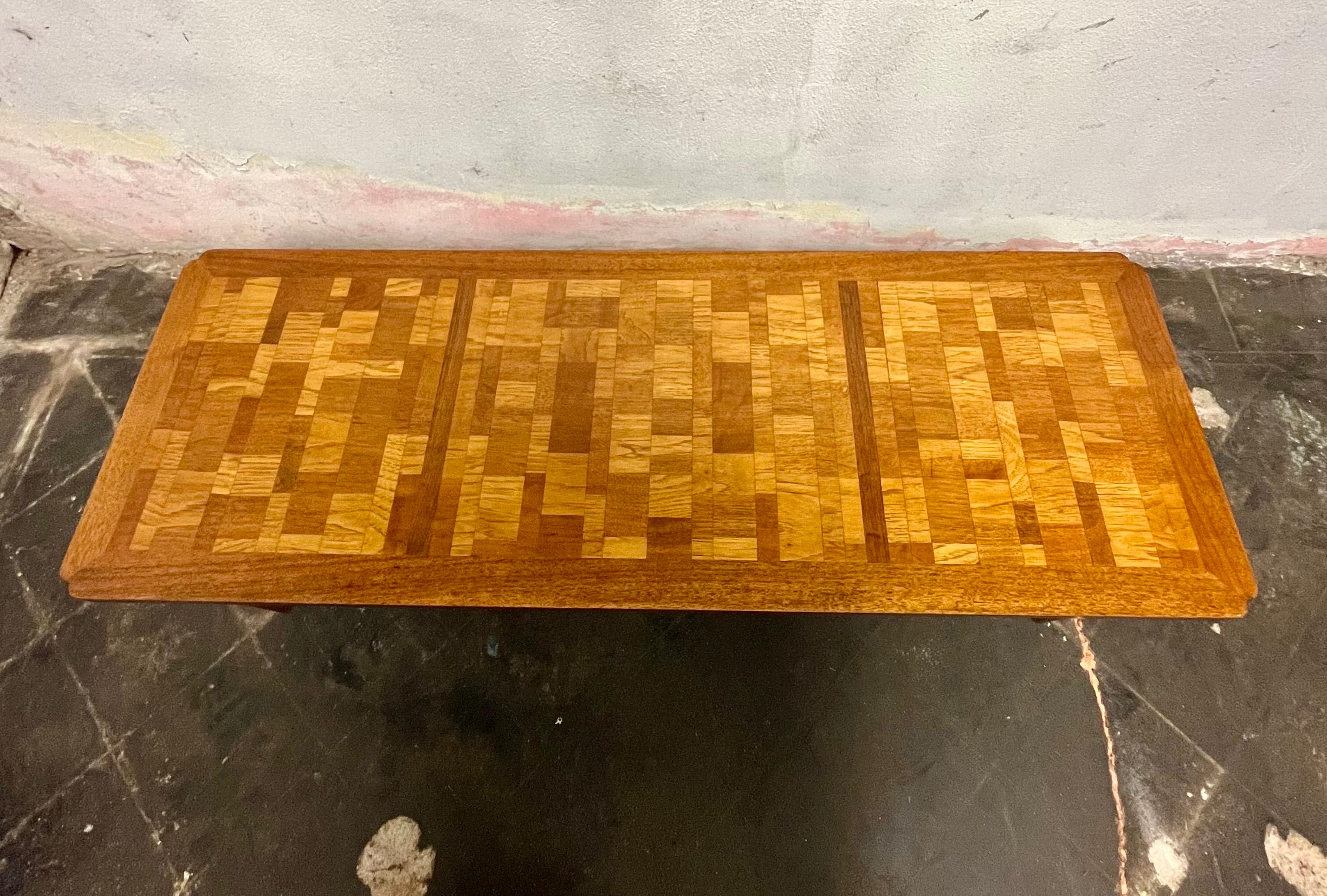 Mid Century Parkett Couchtisch Faux Bamboo Akzent im Zustand „Gut“ im Angebot in W Allenhurst, NJ