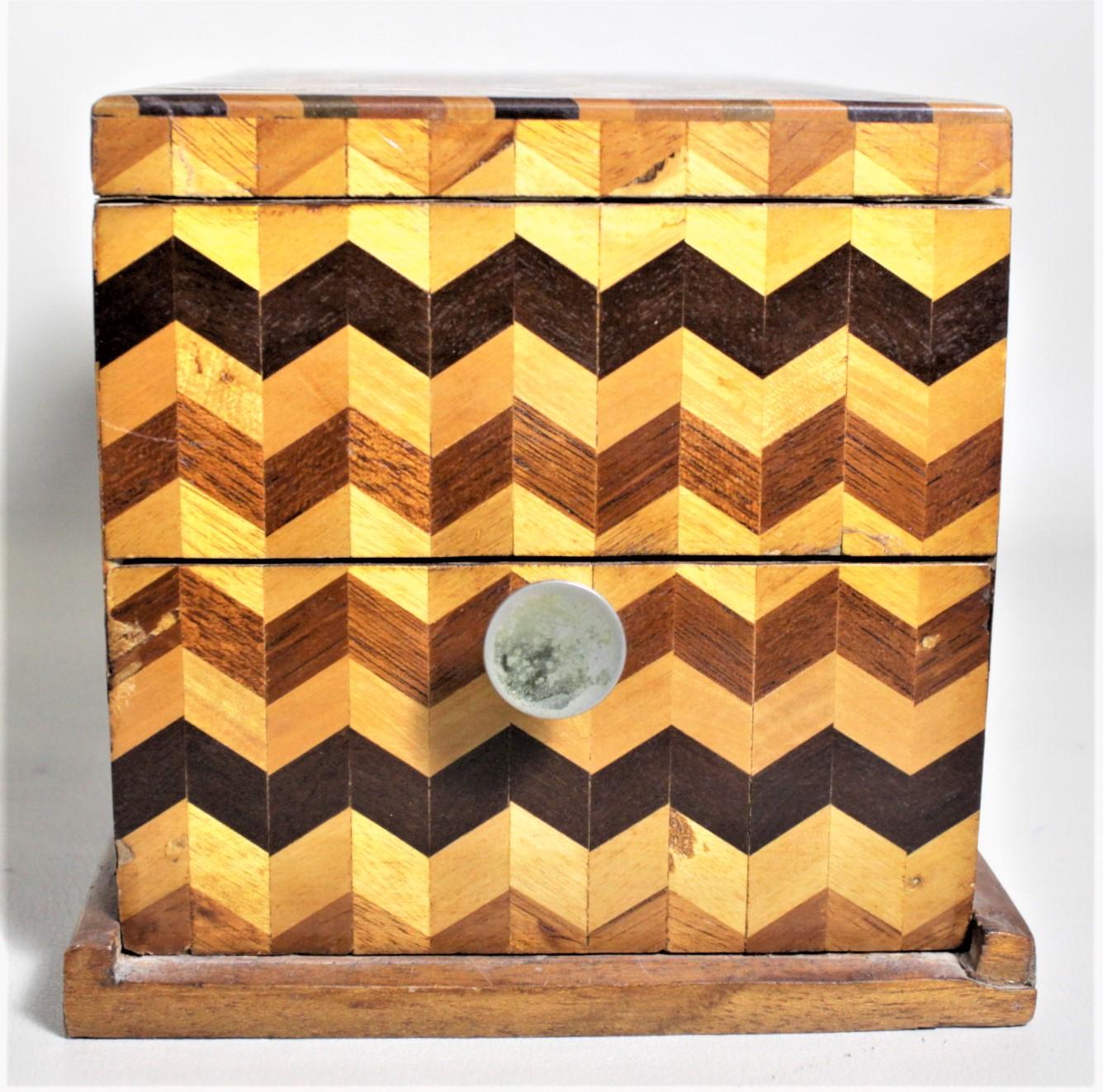 Mid-Century Modern Boîte à bijoux décorative en parqueterie du milieu du siècle avec tiroir latéral et miroir en vente
