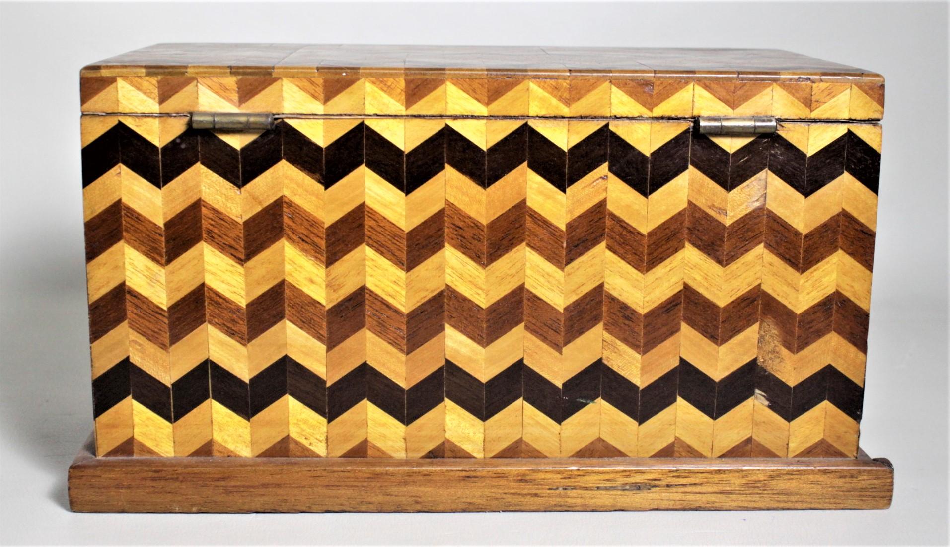 Américain Boîte à bijoux décorative en parqueterie du milieu du siècle avec tiroir latéral et miroir en vente