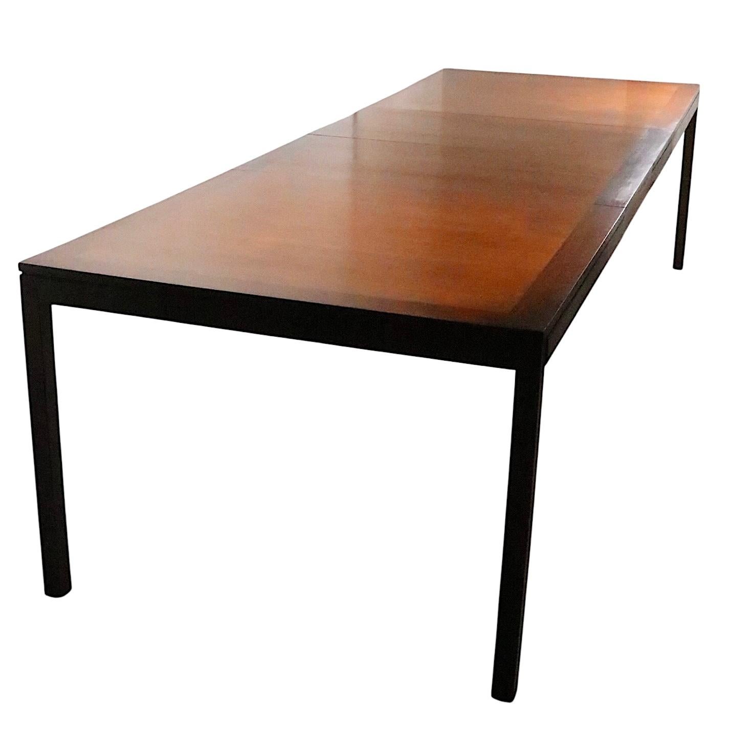 Klassischer Esstisch im Parsons-Stil mit einer Umrandung aus Streifenfurnier und zwei Platten. Milo Baughman zugeschriebener Entwurf, Directional zugeschriebener Hersteller, ca. 1960/70er Jahre.  Der Tisch befindet sich in einem sehr guten,