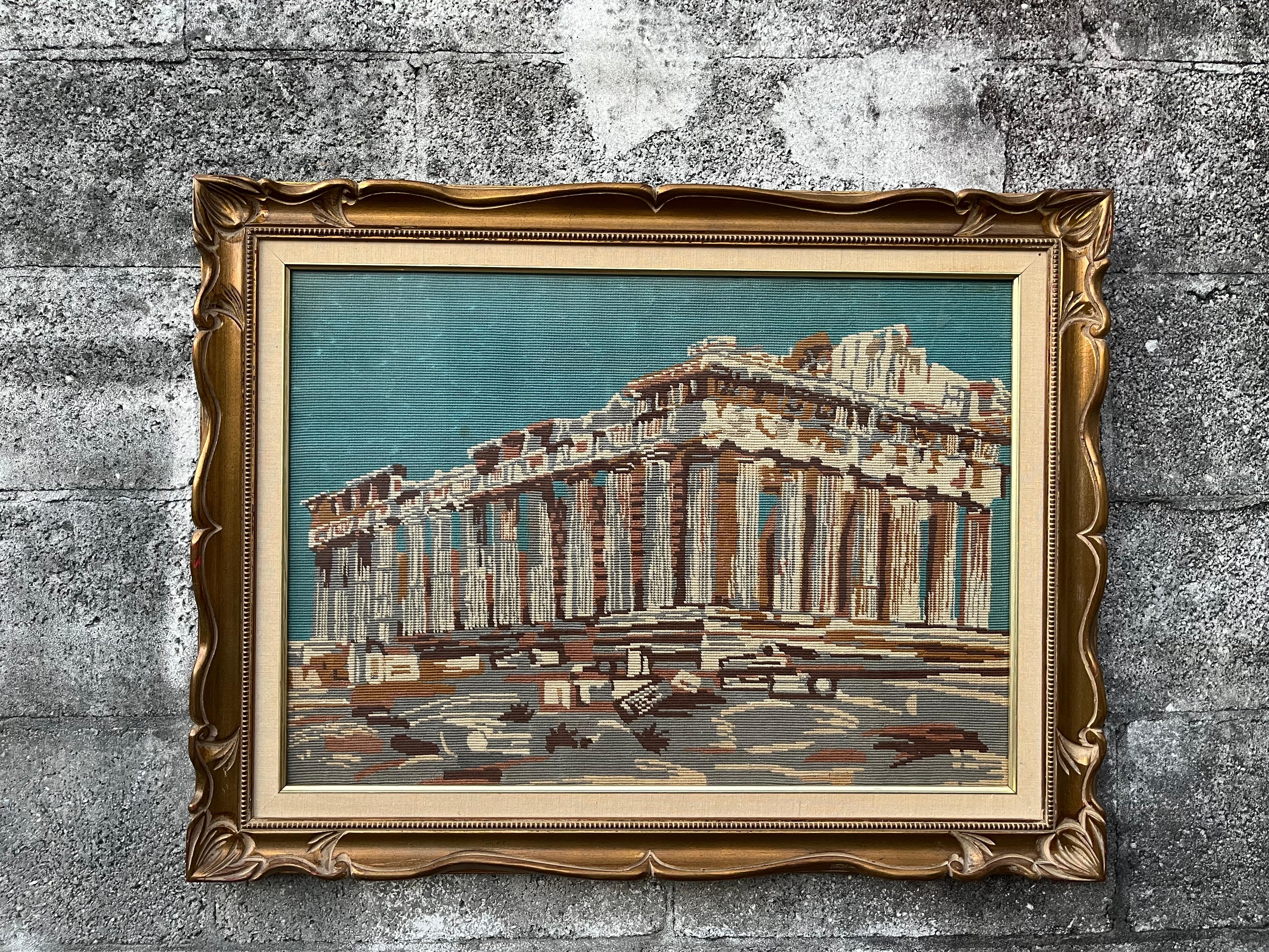 Vintage Mid-Century Parthenon Athens Greece Encadré Needlepoint Textile Wall Art. Circa 1960s 
L'image à l'aiguille du Parthénon à Athènes, en Grèce, est encadrée dans le cadre original en bois orné Syrocco et protégée par une vitre.
En bon état