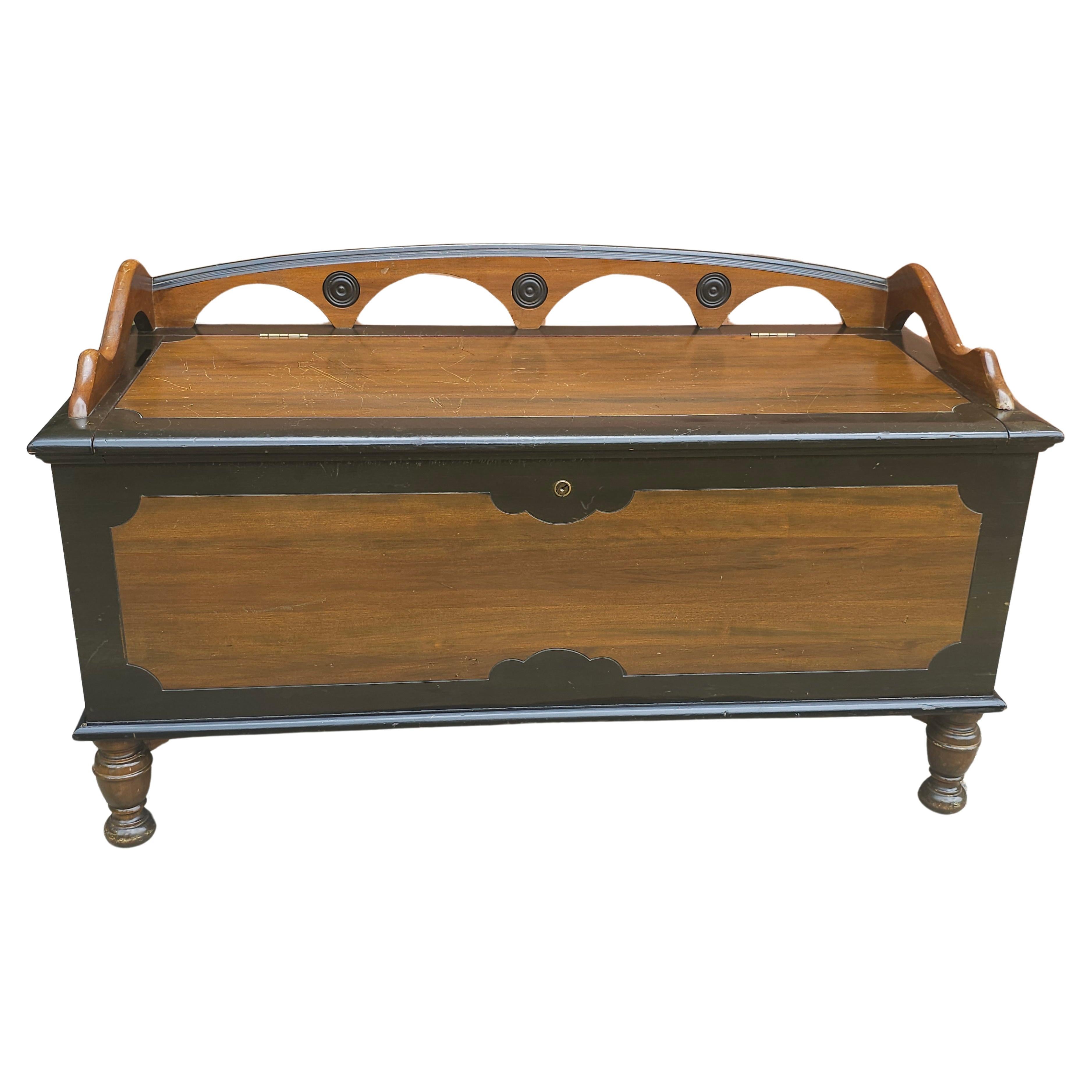 Mid-Century Teilweise Ebonisiert Nussbaum Lagerung Bank Decke Truhe