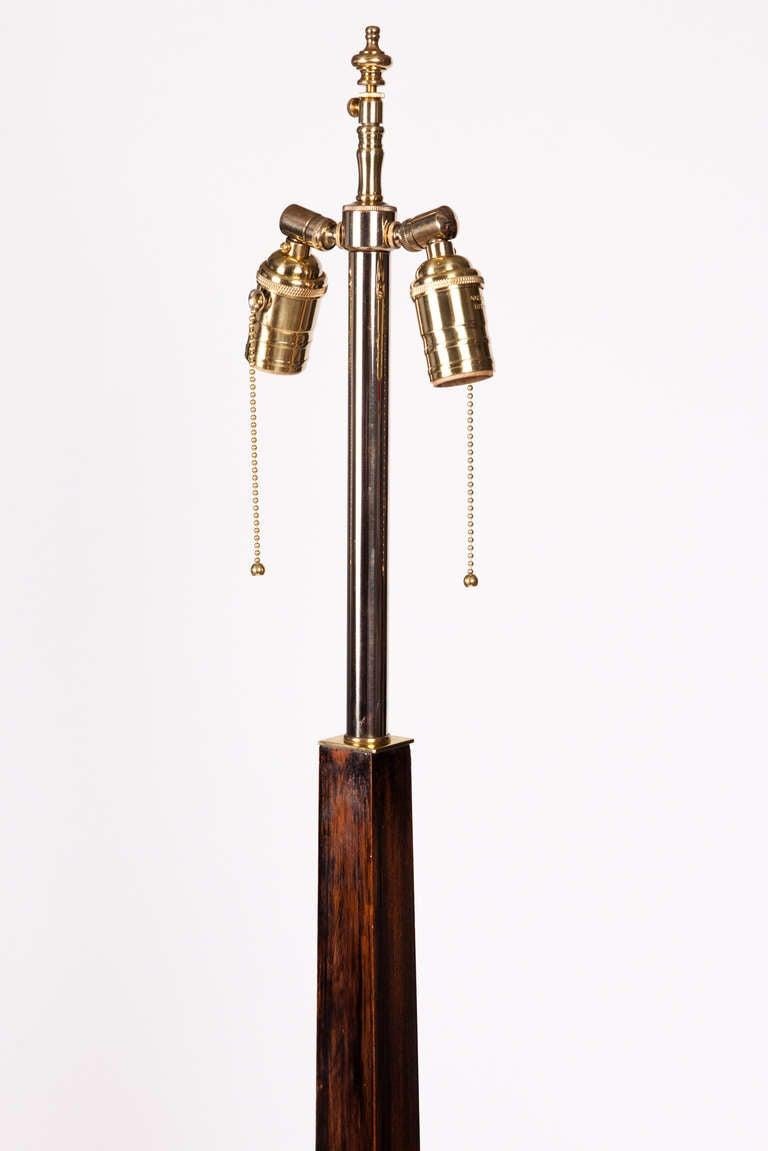 Mid-Century moderno Lampada da terra in stile Parzinger in noce ebanizzato di metà secolo in vendita